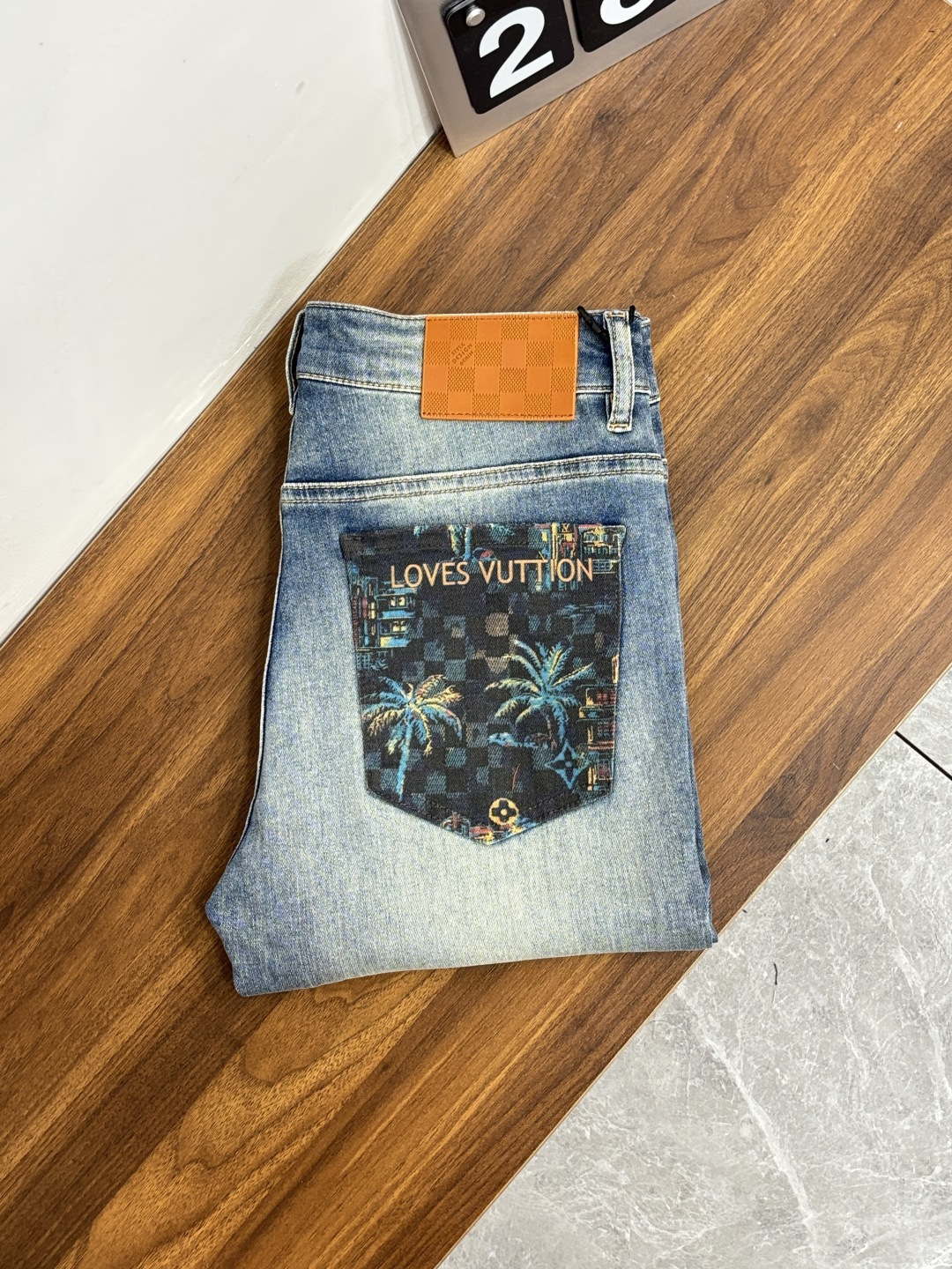 NO:761316,The main recommendation is LV's exclusive new donkey brand trendy men's fashionable casual jeans, high-end European original trousers, trendy fashionable casual trousers with high breathability and comfort, impeccable details, brand element design concept, reflecting high quality. Presenting casual tailoring, the upper body shape is awesome!  Code number 28-38 (no 37) H2026 new model debut,,louis vuitton,louis vuitton,jeans,19860909主推 LV 独家专供新款驴牌潮男时尚休闲牛仔裤,高端欧版原单裤子,潮流时尚休闲裤子 透气舒适度高,细节无可挑剔,品牌元素设计理念,体现高品质.呈现休闲裁剪,上身版型超赞！ 码数28-38（无37） H2026新款首发,,louis vuitton,louis vuitton,jeans,,Men's clothing