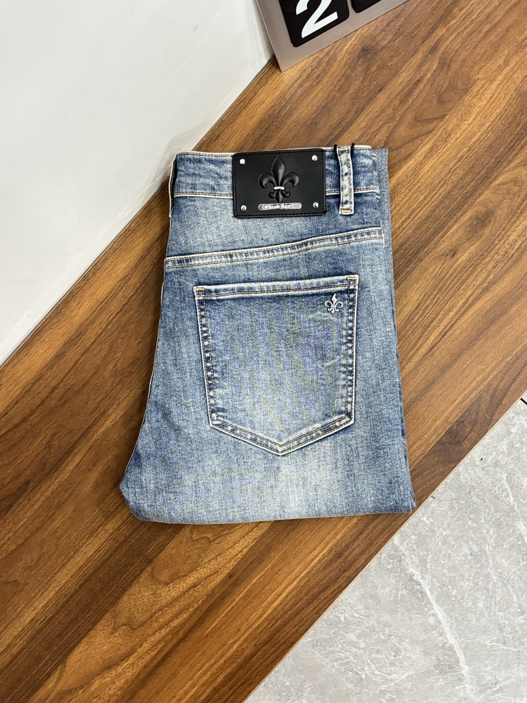 NO:761320,The main recommendation is Croxin. It exclusively provides the new Croxin trendy men's fashionable casual jeans, high-end European original trousers, trendy fashionable casual trousers with high breathability and comfort, impeccable details, brand element design concept, reflecting high quality. It presents casual tailoring and the upper body shape is awesome!  Code number 28-38 (no 37) H2026 new model debut,,chrome hearts,jeans,19860909主推 克罗心 独家专供新款克罗心潮男时尚休闲牛仔裤,高端欧版原单裤子,潮流时尚休闲裤子 透气舒适度高,细节无可挑剔,品牌元素设计理念,体现高品质.呈现休闲裁剪,上身版型超赞！ 码数28-38（无37） H2026新款首发,,chrome hearts,jeans,,Men's clothing