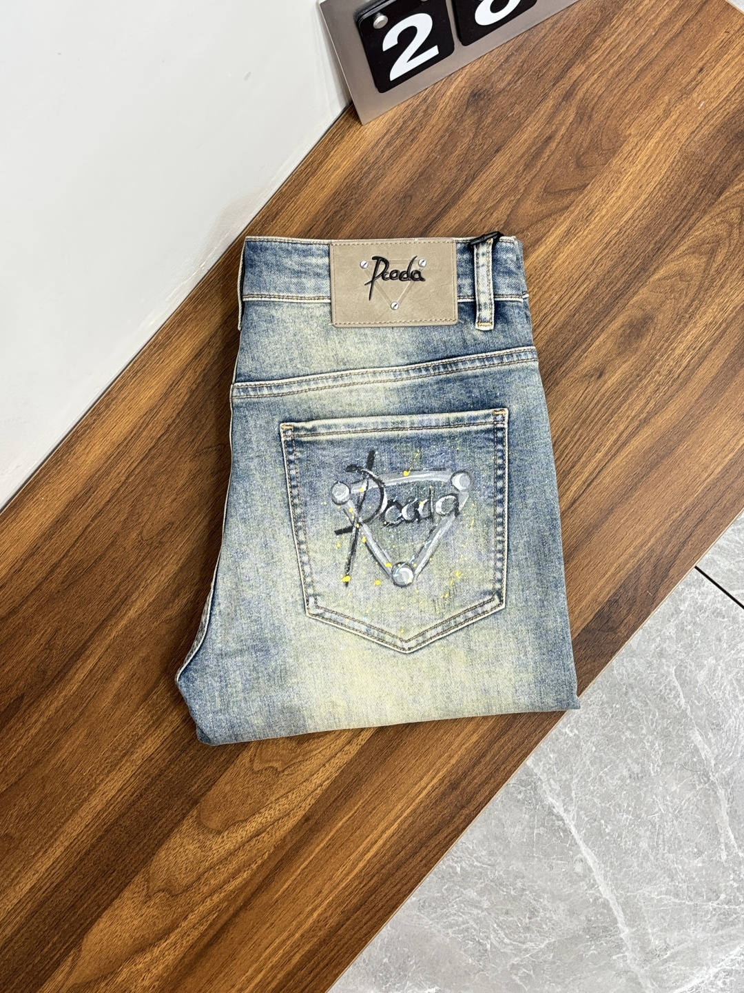 NO:761325,Mainly recommended by Prada. Exclusively for the new Prada trendy men's fashionable casual jeans, high-end European original trousers, trendy fashionable casual trousers with high breathability and comfort, impeccable details, brand element design concept, reflecting high quality. Presenting casual tailoring, the upper body shape is awesome!  Code number 28-38 (no 37) H2026 new model debut,, prada, prada, jeans,19860909主推 Prada 独家专供新款普拉达潮男时尚休闲牛仔裤,高端欧版原单裤子,潮流时尚休闲裤子 透气舒适度高,细节无可挑剔,品牌元素设计理念,体现高品质.呈现休闲裁剪,上身版型超赞！ 码数28-38（无37） H2026新款首发,,prada,prada,jeans,,Men's clothing