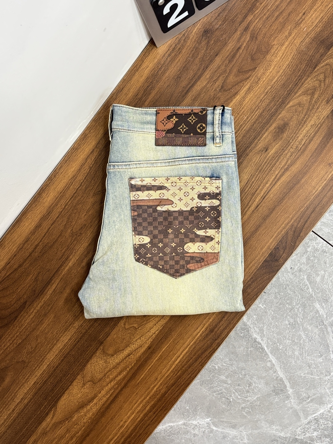 NO:761329,The main recommendation is LV's exclusive new donkey brand trendy men's fashionable casual jeans, high-end European original trousers, trendy fashionable casual trousers with high breathability and comfort, impeccable details, brand element design concept, reflecting high quality. Presenting casual tailoring, the upper body shape is awesome!  Code number 28-38 (no 37) H2026 new model debut,,louis vuitton,louis vuitton,jeans,19860909主推 LV 独家专供新款驴牌潮男时尚休闲牛仔裤,高端欧版原单裤子,潮流时尚休闲裤子 透气舒适度高,细节无可挑剔,品牌元素设计理念,体现高品质.呈现休闲裁剪,上身版型超赞！ 码数28-38（无37） H2026新款首发,,louis vuitton,louis vuitton,jeans,,Men's clothing