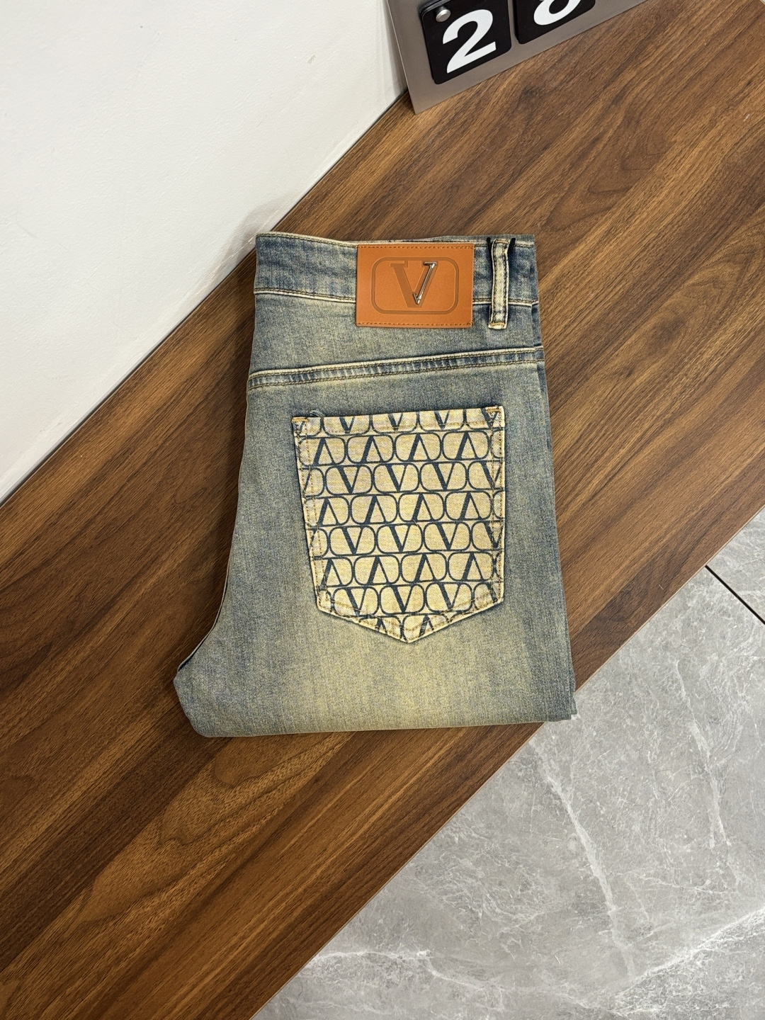 NO:761334,Main recommendation: Valentino. Exclusively for the new Valentino trendy men's fashionable casual jeans, high-end European original trousers, trendy fashionable casual trousers. Highly breathable and comfortable, with impeccable details. The brand element design concept reflects high quality. It presents casual tailoring and the upper body shape is awesome!  Code number 28-38 (no 37) H2026 new model debut,,valentino,jeans,19860909主推 华伦天奴 独家专供新款华伦天奴潮男时尚休闲牛仔裤,高端欧版原单裤子,潮流时尚休闲裤子 透气舒适度高,细节无可挑剔,品牌元素设计理念,体现高品质.呈现休闲裁剪,上身版型超赞！ 码数28-38（无37） H2026新款首发,,valentino,jeans,,Men's clothing