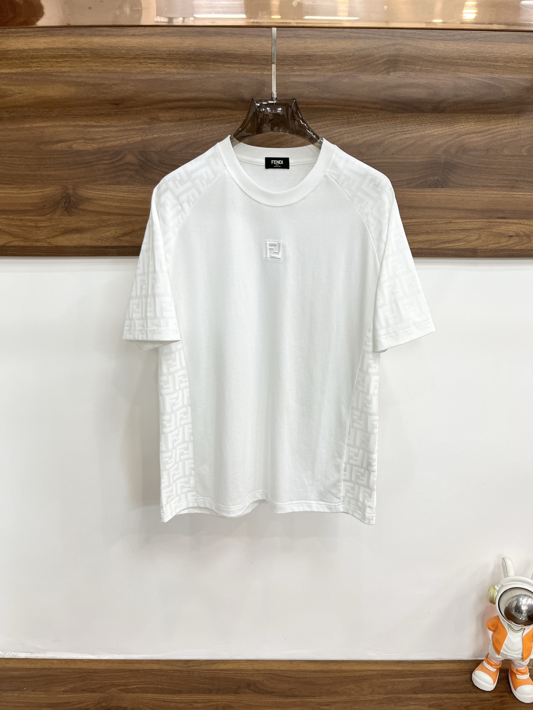 NO:761338,Mainly recommended Fendi 2026ss autumn new release Fendi round neck short-sleeved T-shirt, high-end new short-sleeved, letter logo printing, wearing it is comfortable and slim, lazy and casual, combined with clean and simple colors, it is particularly eye-catching, suitable for daily wear~ We introduce sports items decorated with vibrant printing, fashionable and quality life!  Size M-XXXL Color White H2026 new model first release, fendi, fendi, T-shirt, tees, t-shirt,19860909主推 Fendi 2026ss秋季新款发布芬迪圆领短袖T恤,高端新款短袖,字母logo印花,穿上就是舒适自在又显瘦的存在,慵懒而随性,结合干净简单的色系就特别耐看,适合日常穿着~倾情推出缀饰活力印花的运动单品,时尚品质生活！ 尺码M-XXXL 颜色白色 H2026新款首发,,fendi,fendi,T-shirt,tees，t-shirt,,Men's clothing