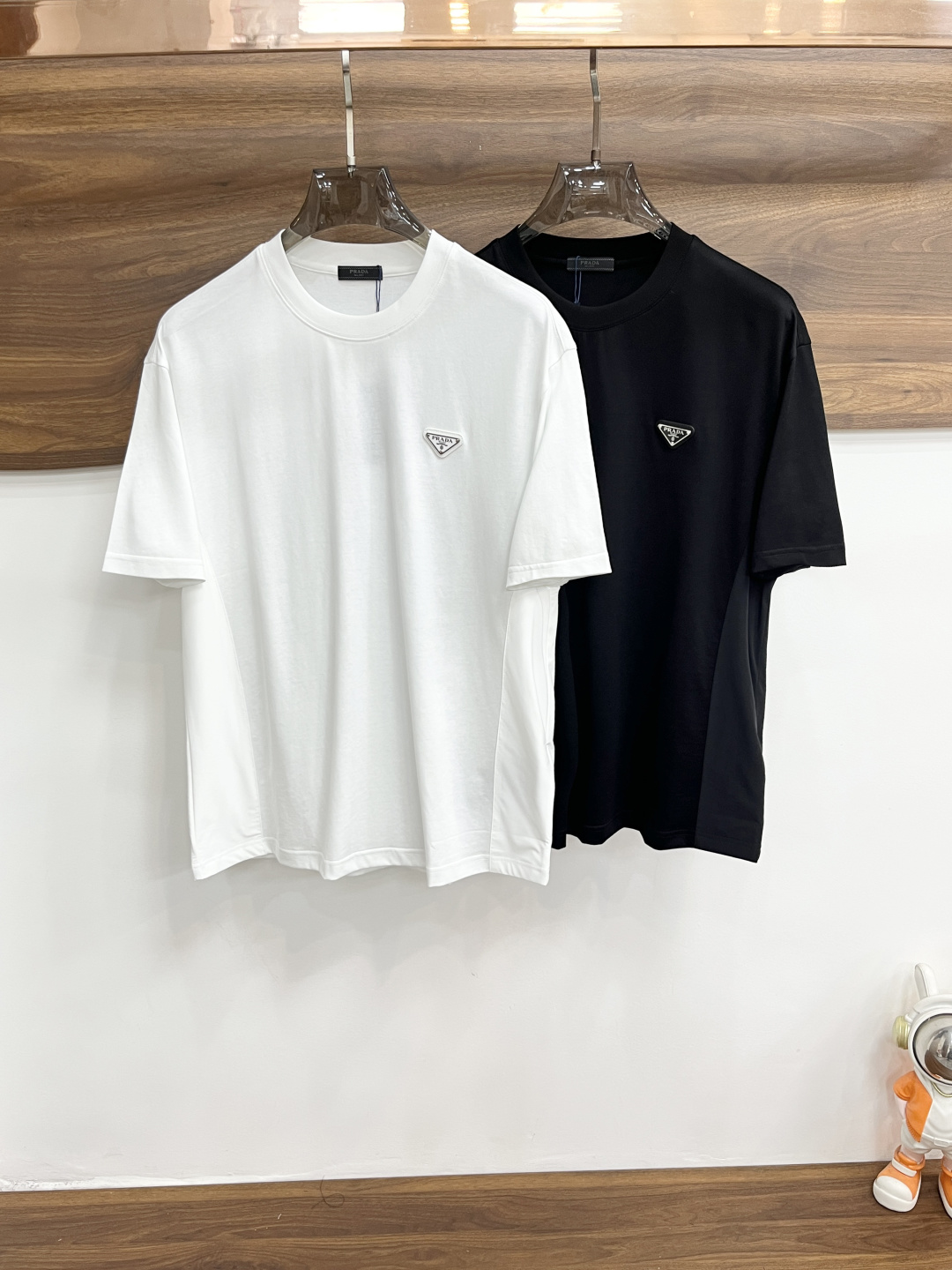 NO:761347,Mainly recommended Prada 2026ss autumn new release Prada round neck short-sleeved T-shirt, high-end new short-sleeved, letter logo printing, wearing it will make you feel comfortable and slim, lazy and casual, combined with clean and simple colors, it is particularly eye-catching, suitable for daily wear~ We introduce sports items decorated with vibrant printing, fashionable and quality life!  Size M-XXXL Color White Black H2026 new model debut, prada, prada, T-shirt, tees, t-shirt,19860909主推 Prada 2026ss秋季新款发布普拉达圆领短袖T恤,高端新款短袖,字母logo印花,穿上就是舒适自在又显瘦的存在,慵懒而随性,结合干净简单的色系就特别耐看,适合日常穿着~倾情推出缀饰活力印花的运动单品,时尚品质生活！ 尺码M-XXXL 颜色白色 黑色 H2026新款首发,,prada,prada,T-shirt,tees，t-shirt,,Men's clothing