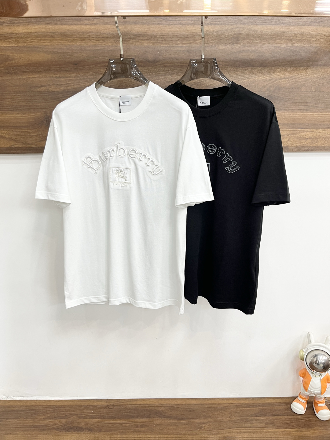 NO:761352,Mainly recommended Burberry 2026ss autumn new release Burberry round neck short-sleeved T-shirt, high-end new short-sleeved, letter logo printing, wearing it is comfortable and slim, lazy and casual, combined with clean and simple colors, it is particularly eye-catching, suitable for daily wear~ We introduce sports items decorated with vibrant printing, fashionable and quality life!  Size M-XXXL Color White Black H2026 new model first release, burberry, burberry, T-shirt, tees, t-shirt,19860909主推 Burberry 2026ss秋季新款发布巴宝莉圆领短袖T恤,高端新款短袖,字母logo印花,穿上就是舒适自在又显瘦的存在,慵懒而随性,结合干净简单的色系就特别耐看,适合日常穿着~倾情推出缀饰活力印花的运动单品,时尚品质生活！ 尺码M-XXXL 颜色白色 黑色 H2026新款首发,,burberry,burberry,T-shirt,tees，t-shirt,,Men's clothing