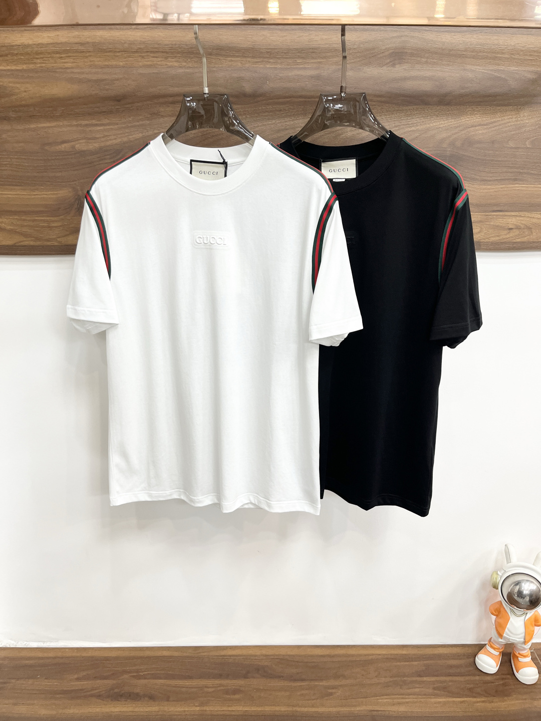 NO:758498,Mainly recommended Gucci 2026ss autumn new release Gucci round neck short-sleeved T-shirt, high-end new short-sleeved, letter logo printing, wearing it will make you feel comfortable and slim, lazy and casual, combined with clean and simple colors, it is particularly eye-catching, suitable for daily wear~ We introduce sports items decorated with vibrant printing, fashionable and quality life!  Size M-XXXL Color White Black H2026 new model first release,,gucci,gucci,T-shirt,tees,t-shirt,19860909主推 Gucci 2026ss秋季新款发布古驰圆领短袖T恤,高端新款短袖,字母logo印花,穿上就是舒适自在又显瘦的存在,慵懒而随性,结合干净简单的色系就特别耐看,适合日常穿着~倾情推出缀饰活力印花的运动单品,时尚品质生活！ 尺码M-XXXL 颜色白色 黑色 H2026新款首发,,gucci,gucci,T-shirt,tees，t-shirt,,Men's clothing