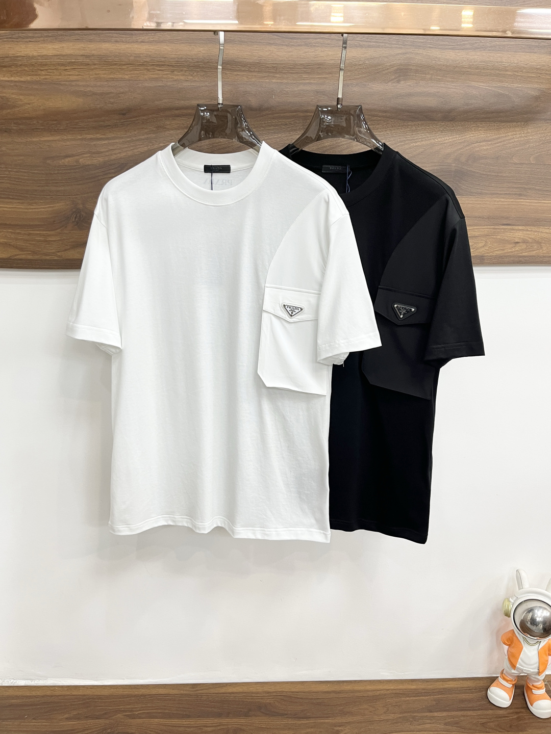 NO:758504,Mainly recommended Prada 2026ss autumn new release Prada round neck short-sleeved T-shirt, high-end new short-sleeved, letter logo printing, wearing it will make you feel comfortable and slim, lazy and casual, combined with clean and simple colors, it is particularly eye-catching, suitable for daily wear~ We introduce sports items decorated with vibrant printing, fashionable and quality life!  Size M-XXXL Color White Black H2026 new model debut, prada, prada, T-shirt, tees, t-shirt,19860909主推 Prada 2026ss秋季新款发布普拉达圆领短袖T恤,高端新款短袖,字母logo印花,穿上就是舒适自在又显瘦的存在,慵懒而随性,结合干净简单的色系就特别耐看,适合日常穿着~倾情推出缀饰活力印花的运动单品,时尚品质生活！ 尺码M-XXXL 颜色白色 黑色 H2026新款首发,,prada,prada,T-shirt,tees，t-shirt,,Men's clothing