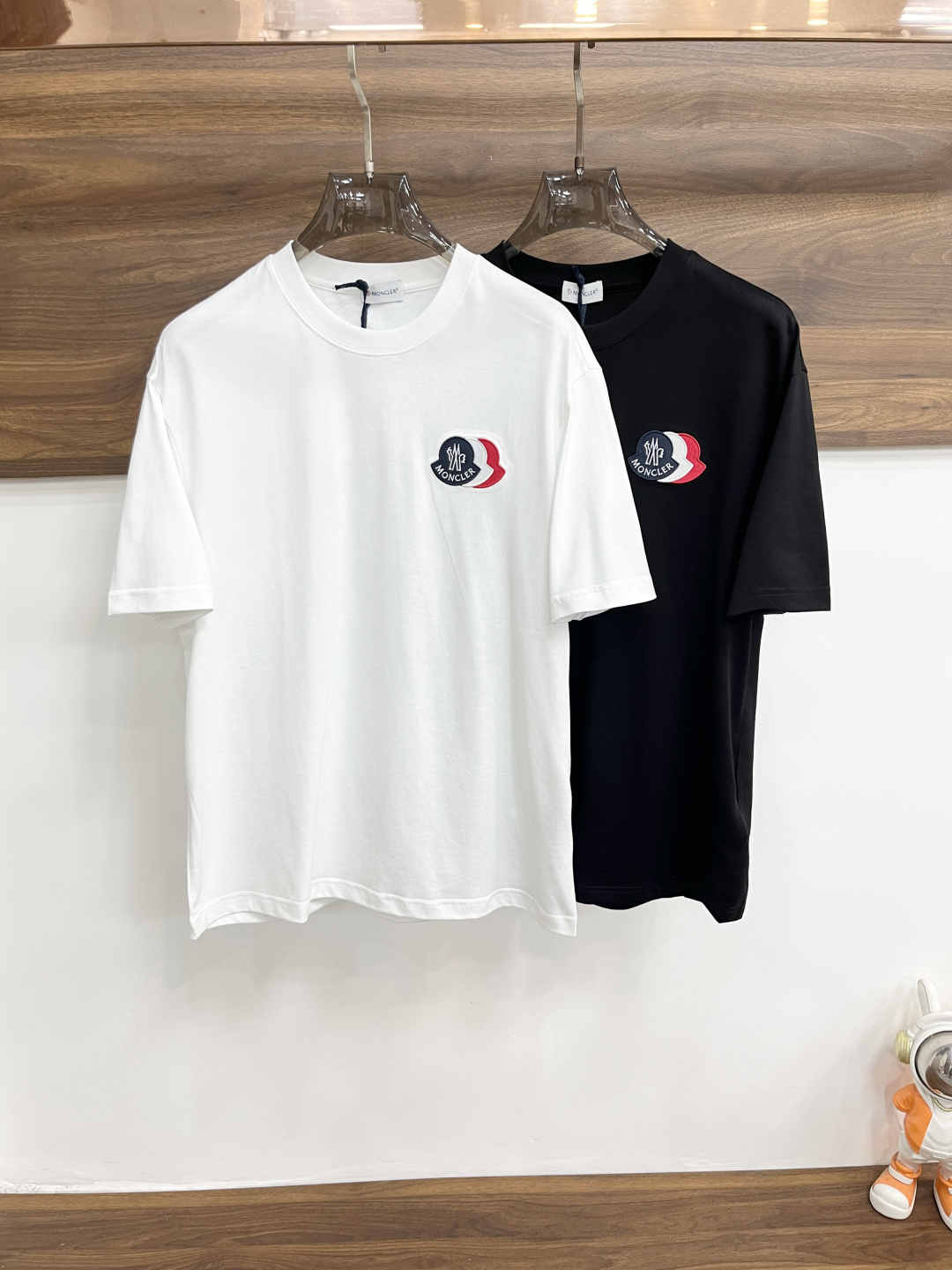 NO:758513,The main recommendation is Moncler's 2026ss autumn new release of the hooded round neck short-sleeved T-shirt, high-end new short-sleeved, letter logo printing, wearing it will make you feel comfortable and slim, lazy and casual, combined with clean and simple colors, it is particularly eye-catching, suitable for daily wear~ We introduce sports items decorated with vibrant printing, fashionable and quality life!  Size M-XXXL Color White Black H2026 New Release, Moncler, T-shirt, tees, t-shirt,19860909主推 Moncler 2026ss秋季新款发布蒙口圆领短袖T恤,高端新款短袖,字母logo印花,穿上就是舒适自在又显瘦的存在,慵懒而随性,结合干净简单的色系就特别耐看,适合日常穿着~倾情推出缀饰活力印花的运动单品,时尚品质生活！ 尺码M-XXXL 颜色白色 黑色 H2026新款首发,,Moncler,T-shirt,tees，t-shirt,,Men's clothing