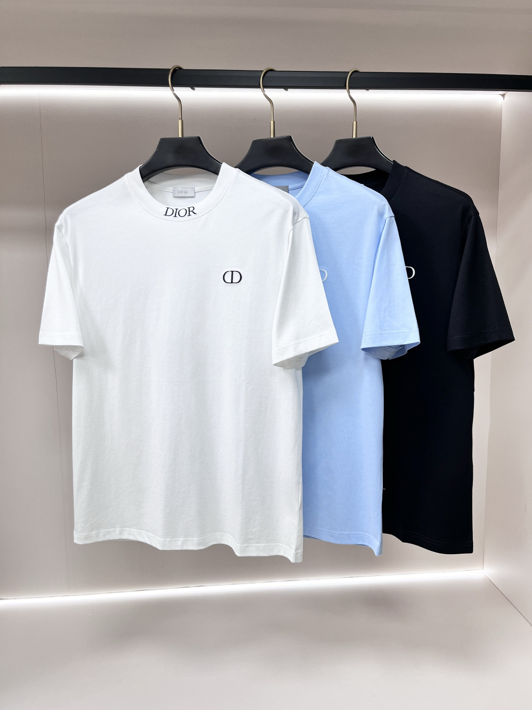 NO:761297,Mainly recommend Dior 2026ss autumn new release Dior round neck short-sleeved T-shirt, high-end new short-sleeved, letter logo printing, wearing it will make you feel comfortable and slim, lazy and casual, combined with clean and simple colors, it is particularly eye-catching, suitable for daily wear~ We introduce sports items decorated with vibrant printing, fashionable and quality life!  Size M-XXXL Color White Black Blue H2026 new release, dior, dior, T-shirt, tees, t-shirt,19860909主推 Dior 2026ss秋季新款发布迪奥圆领短袖T恤,高端新款短袖,字母logo印花,穿上就是舒适自在又显瘦的存在,慵懒而随性,结合干净简单的色系就特别耐看,适合日常穿着~倾情推出缀饰活力印花的运动单品,时尚品质生活！ 尺码M-XXXL 颜色白色 黑色 蓝色 H2026新款首发,,dior,dior,T-shirt,tees，t-shirt,,Men's clothing