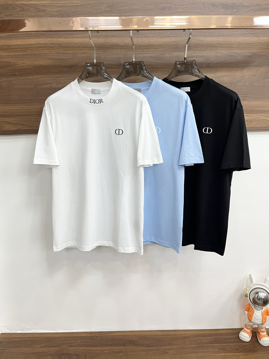 NO:758521,Mainly recommend Dior 2026ss autumn new release Dior round neck short-sleeved T-shirt, high-end new short-sleeved, letter logo printing, wearing it will make you feel comfortable and slim, lazy and casual, combined with clean and simple colors, it is particularly eye-catching, suitable for daily wear~ We introduce sports items decorated with vibrant printing, fashionable and quality life!  Size M-XXXL Color White Black Blue H2026 new release, dior, dior, T-shirt, tees, t-shirt,19860909主推 Dior 2026ss秋季新款发布迪奥圆领短袖T恤,高端新款短袖,字母logo印花,穿上就是舒适自在又显瘦的存在,慵懒而随性,结合干净简单的色系就特别耐看,适合日常穿着~倾情推出缀饰活力印花的运动单品,时尚品质生活！ 尺码M-XXXL 颜色白色 黑色 蓝色 H2026新款首发,,dior,dior,T-shirt,tees，t-shirt,,Men's clothing