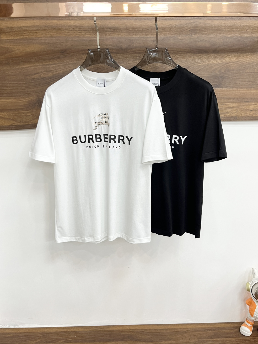 NO:761357,Mainly recommended Burberey 2026ss autumn new release Burberry round neck short-sleeved T-shirt, high-end new short-sleeved, letter logo printing, wearing it is comfortable and slim, lazy and casual, combined with clean and simple colors, it is particularly eye-catching, suitable for daily wear~ We introduce sports items decorated with vibrant printing, fashionable and quality life!  Size M-XXXL Color White Black H2026 new model first release, burberry, burberry, T-shirt, tees, t-shirt,19860909主推 Burberey 2026ss秋季新款发布巴宝莉圆领短袖T恤,高端新款短袖,字母logo印花,穿上就是舒适自在又显瘦的存在,慵懒而随性,结合干净简单的色系就特别耐看,适合日常穿着~倾情推出缀饰活力印花的运动单品,时尚品质生活！ 尺码M-XXXL 颜色白色 黑色 H2026新款首发,,burberry,burberry,T-shirt,tees，t-shirt,,Men's clothing