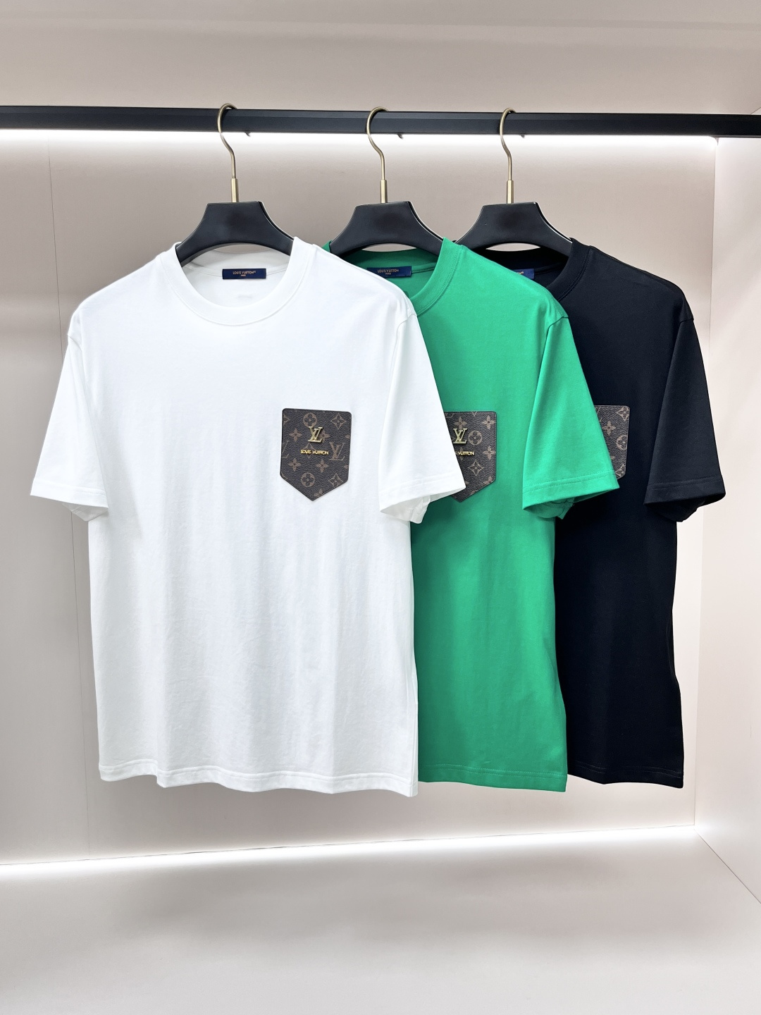 NO:761307,Mainly recommend LV 2026ss autumn new release donkey brand round neck short-sleeved T-shirt, high-end new short-sleeved, letter logo embroidery!  Wearing it makes you feel comfortable and slim, lazy and casual, and combined with clean and simple colors, it is particularly eye-catching and suitable for daily wear~ We introduce sports items decorated with vibrant prints for a fashionable and quality life!  Size M-XXXL Color White Black Green H2026 new release, louis vuitton, louis vuitton, T-shirt, tees, t-shirt,19860909主推 LV 2026ss秋季新款发布驴牌圆领短袖T恤,高端新款短袖,字母logo刺绣！穿上就是舒适自在又显瘦的存在,慵懒而随性,结合干净简单的色系就特别耐看,适合日常穿着~倾情推出缀饰活力印花的运动单品,时尚品质生活！ 尺码M-XXXL 颜色白色 黑色 绿色 H2026新款首发,,louis vuitton,louis vuitton,T-shirt,tees，t-shirt,,Men's clothing