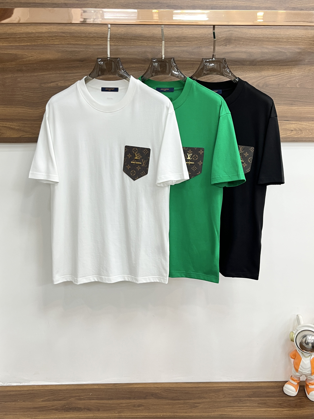 NO:761362,Mainly recommend LV 2026ss autumn new release donkey brand round neck short-sleeved T-shirt, high-end new short-sleeved, letter logo embroidery!  Wearing it makes you feel comfortable and slim, lazy and casual, and combined with clean and simple colors, it is particularly eye-catching and suitable for daily wear~ We introduce sports items decorated with vibrant prints for a fashionable and quality life!  Size M-XXXL Color White Black Green H2026 new release, louis vuitton, louis vuitton, T-shirt, tees, t-shirt,19860909主推 LV 2026ss秋季新款发布驴牌圆领短袖T恤,高端新款短袖,字母logo刺绣！穿上就是舒适自在又显瘦的存在,慵懒而随性,结合干净简单的色系就特别耐看,适合日常穿着~倾情推出缀饰活力印花的运动单品,时尚品质生活！ 尺码M-XXXL 颜色白色 黑色 绿色 H2026新款首发,,louis vuitton,louis vuitton,T-shirt,tees，t-shirt,,Men's clothing