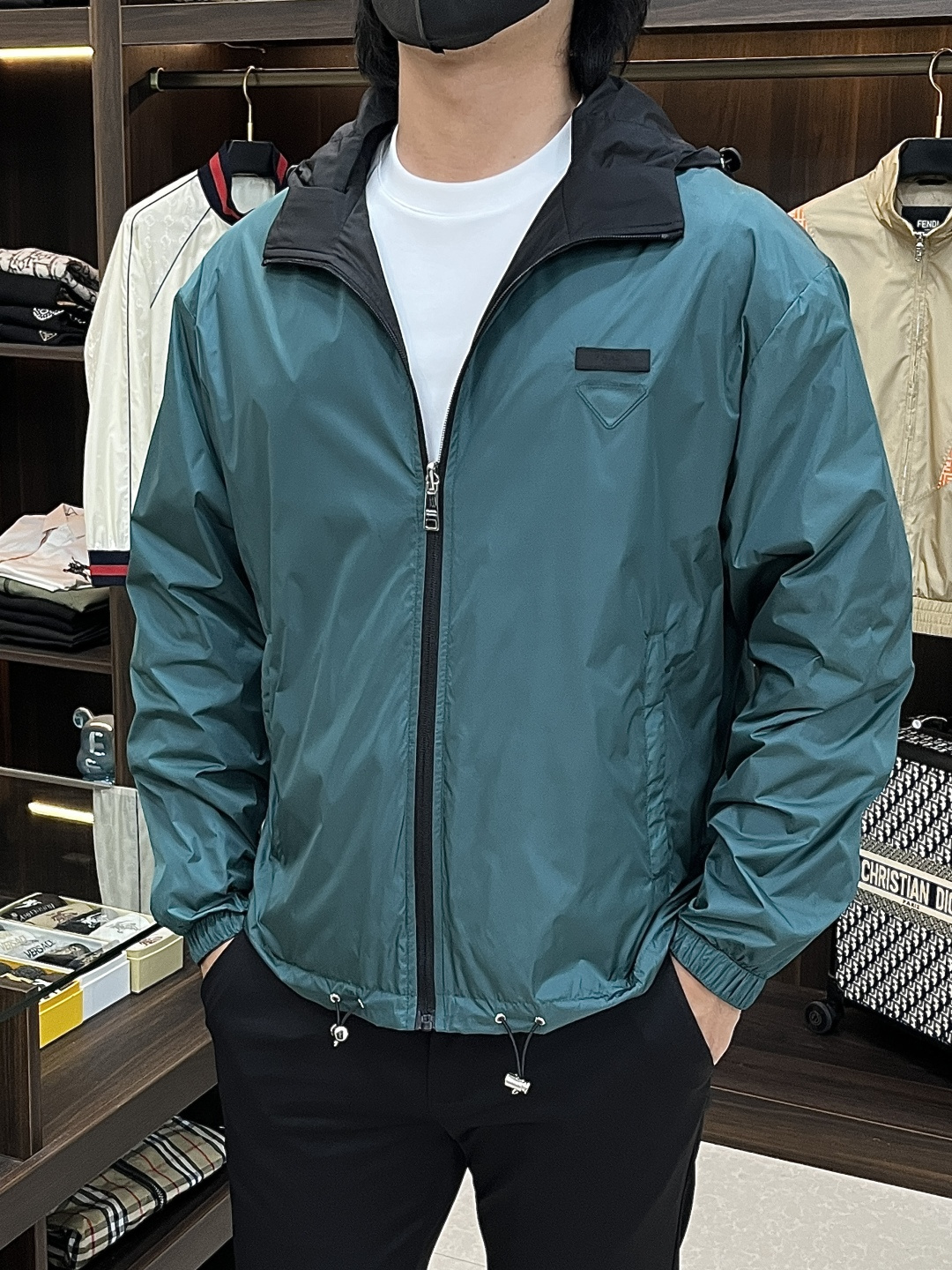 NO:761332,Mainly recommend Prada 2026ss spring new Prada hooded jacket, a full high-end version!  Reversible, high-end counter fabric accessories, high breathability and comfort, impeccable details, exquisite workmanship and complex craftsmanship, casual tailoring, awesome upper body shape, color red blue, code size 48-56,, prada, prada, jackets & coats, jackets & coats, hats,19860909主推 Prada 2026ss春季新款普拉达连帽夹克外套全高端版本！双面穿,高定专柜面料辅料,透气舒适度高,细节无可挑剔,做工考究工艺复杂,呈现休闲裁剪,上身版型超赞 颜色红色 蓝色 码数48-56,,prada,prada,jackets & coats,jackets & coats,hats,,Men's clothing