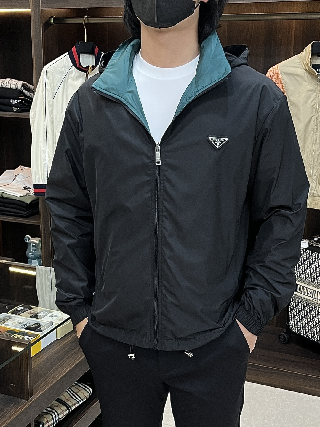 NO:761344,Mainly recommend Prada 2026ss spring new Prada hooded jacket, a full high-end version!  Reversible, high-end counter fabric accessories, high breathability and comfort, impeccable details, exquisite workmanship and complex craftsmanship, casual tailoring, awesome upper body shape, color red blue, code size 48-56,, prada, prada, jackets & coats, jackets & coats, hats,19860909主推 Prada 2026ss春季新款普拉达连帽夹克外套全高端版本！双面穿,高定专柜面料辅料,透气舒适度高,细节无可挑剔,做工考究工艺复杂,呈现休闲裁剪,上身版型超赞 颜色红色 蓝色 码数48-56,,prada,prada,jackets & coats,jackets & coats,hats,,Men's clothing