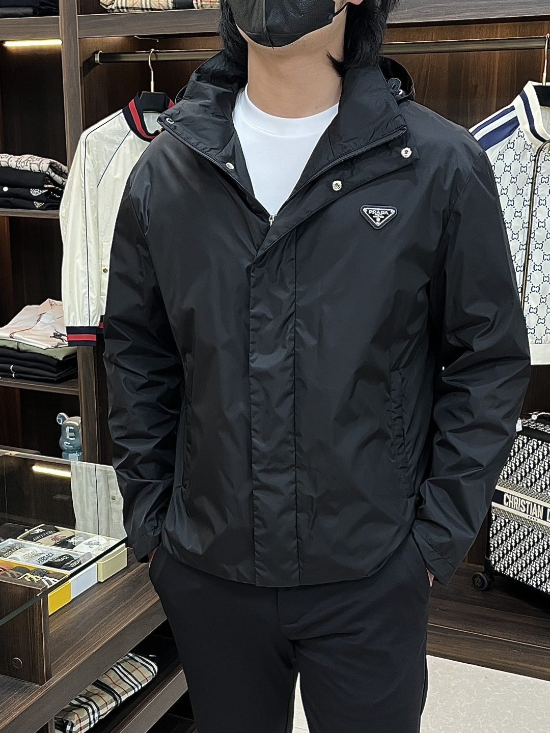 NO:761317,Mainly recommend Prada 2026ss spring new Prada hooded jacket, a full high-end version!  Haute couture counter fabric accessories, high breathability and comfort, impeccable details, exquisite workmanship and complex craftsmanship, casual tailoring, awesome upper body shape, color black, size 48-56,, prada, prada, jackets & coats, jackets & coats, hats,19860909主推 Prada 2026ss春季新款普拉达连帽夹克外套全高端版本！高定专柜面料辅料,透气舒适度高,细节无可挑剔,做工考究工艺复杂,呈现休闲裁剪,上身版型超赞 颜色黑色 码数48-56,,prada,prada,jackets & coats,jackets & coats,hats,,Men's clothing