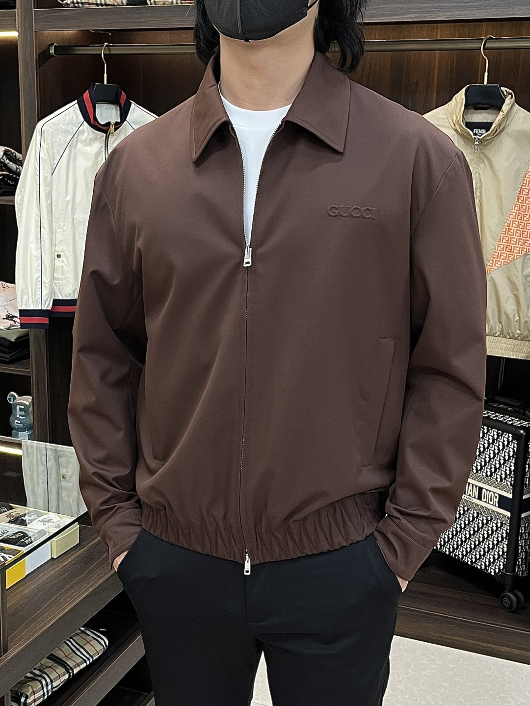 NO:761322,Mainly recommend Gucci 2026ss spring new Gucci lapel jacket, full high-end version!  Haute couture counter fabric accessories, high breathability and comfort, impeccable details, exquisite workmanship and complex craftsmanship, casual tailoring, awesome upper body shape, color black, brown, code number 48-56,,gucci,jackets & coats,jackets & coats,19860909主推 Gucci 2026ss春季新款古奇翻领夹克外套全高端版本！高定专柜面料辅料,透气舒适度高,细节无可挑剔,做工考究工艺复杂,呈现休闲裁剪,上身版型超赞 颜色黑色 咖色 码数48-56,,gucci,jackets & coats,jackets & coats,,Men's clothing