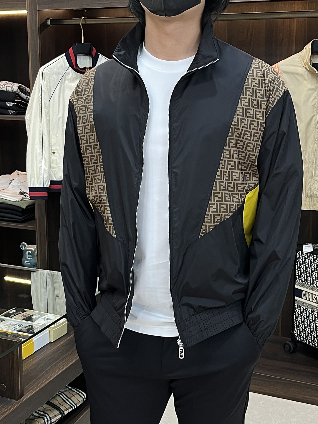 NO:761327,Mainly recommend Fendi 2026ss spring new Fendi stand collar jacket full high-end version!  Haute couture counter fabric accessories, high breathability and comfort, impeccable details, exquisite workmanship and complex craftsmanship, casual tailoring, awesome upper body shape, color black yellow, code number 48-56,, fendi, fendi, jackets & coats, jackets & coats,19860909主推 Fendi 2026ss春季新款芬迪立领夹克外套全高端版本！高定专柜面料辅料,透气舒适度高,细节无可挑剔,做工考究工艺复杂,呈现休闲裁剪,上身版型超赞 颜色黑色 黄色 码数48-56,,fendi,fendi,jackets & coats,jackets & coats,,Men's clothing