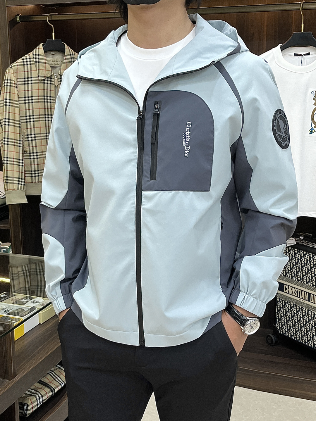 NO:761367,Mainly recommend Dior 2026ss spring new Dior hooded jacket full high-end version!  Haute couture counter fabric accessories, high breathability and comfort, impeccable details, exquisite workmanship and complex craftsmanship, casual tailoring, awesome upper body shape, color black gray, code size 48-56,, dior, dior, jackets & coats, jackets & coats, hats,19860909主推 Dior 2026ss春季新款迪奥连帽夹克外套全高端版本！高定专柜面料辅料,透气舒适度高,细节无可挑剔,做工考究工艺复杂,呈现休闲裁剪,上身版型超赞 颜色黑色 灰色 码数48-56,,dior,dior,jackets & coats,jackets & coats,hats,,Men's clothing