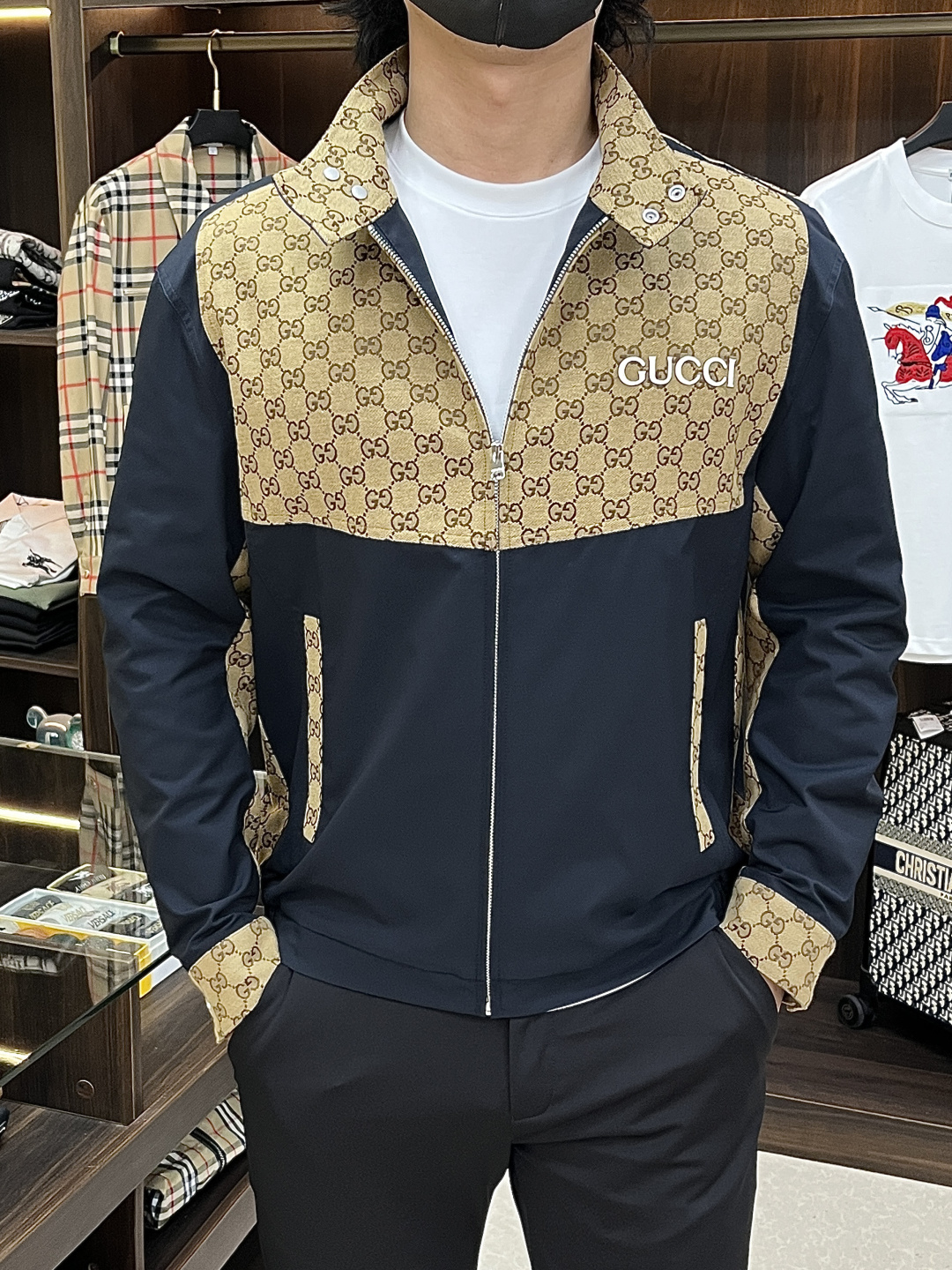 NO:761372,Mainly recommend Gucci 2026ss spring new Gucci stand collar jacket, full high-end version!  Haute couture counter fabric accessories, high breathability and comfort, impeccable details, exquisite workmanship and complex craftsmanship, casual tailoring, awesome upper body shape, color blue, code number 48-56,,gucci,gucci,jackets & coats,jackets & coats,19860909主推 Gucci 2026ss春季新款古驰立领夹克外套全高端版本！高定专柜面料辅料,透气舒适度高,细节无可挑剔,做工考究工艺复杂,呈现休闲裁剪,上身版型超赞 颜色蓝色 码数48-56,,gucci,gucci,jackets & coats,jackets & coats,,Men's clothing