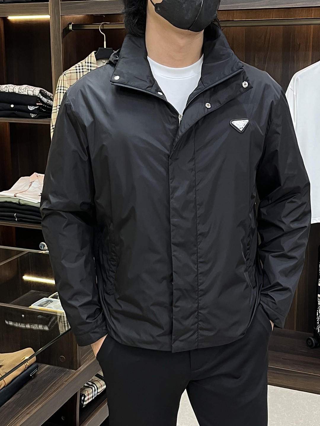 NO:761377,Mainly recommend Prada 2026ss spring new Prada hooded jacket, a full high-end version!  Detachable hood, high-end counter fabric accessories, high breathability and comfort, impeccable details, exquisite workmanship and complex craftsmanship, casual tailoring, awesome upper body shape, color black gray, size 48-56,, prada, prada, jackets & coats, jackets & coats, hats,19860909主推 Prada 2026ss春季新款普拉达连帽夹克外套全高端版本！帽可拆,高定专柜面料辅料,透气舒适度高,细节无可挑剔,做工考究工艺复杂,呈现休闲裁剪,上身版型超赞 颜色黑色 灰色 码数48-56,,prada,prada,jackets & coats,jackets & coats,hats,,Men's clothing