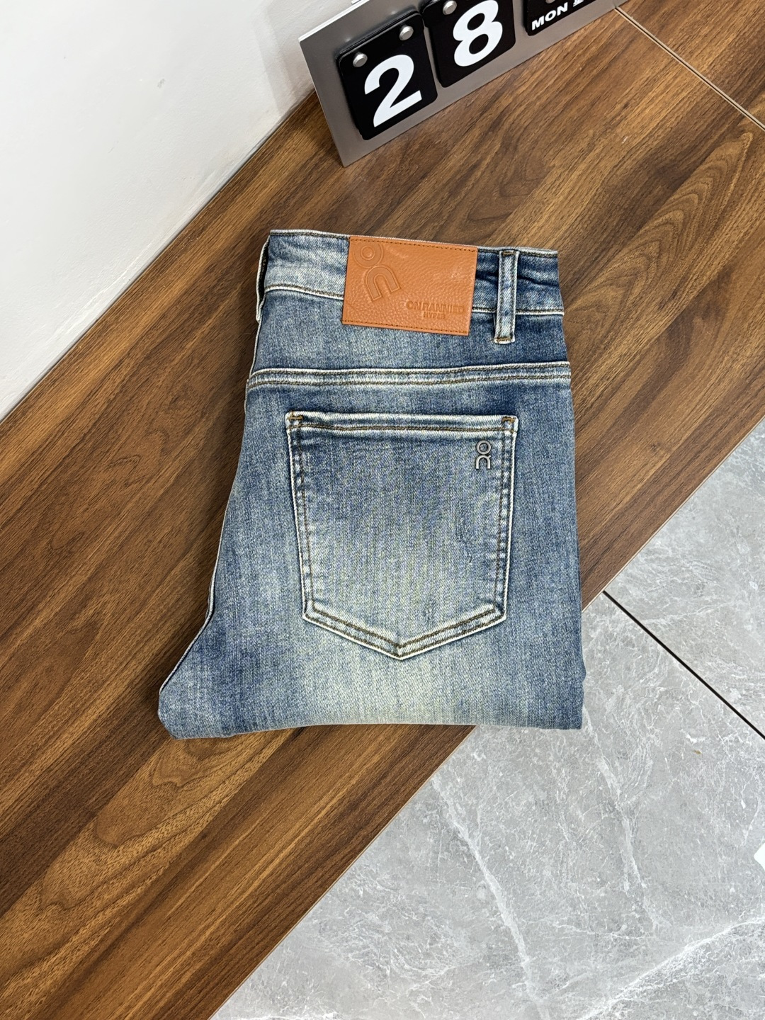 NO:774520,Mainly recommend Dior's exclusive new Dior trendy men's fashionable casual jeans, high-end European original trousers, trendy fashionable casual trousers with high breathability and comfort, impeccable details, brand element design concept, reflecting high quality. Presenting casual tailoring, the upper body shape is awesome!  Code number 28-38 (no 37) H2026 new model debut,,dior,dior,jeans,19860909主推 Dior 独家专供新款迪奥潮男时尚休闲牛仔裤,高端欧版原单裤子,潮流时尚休闲裤子 透气舒适度高,细节无可挑剔,品牌元素设计理念,体现高品质.呈现休闲裁剪,上身版型超赞！ 码数28-38（无37） H2026新款首发,,dior,dior,jeans,,Men's clothing