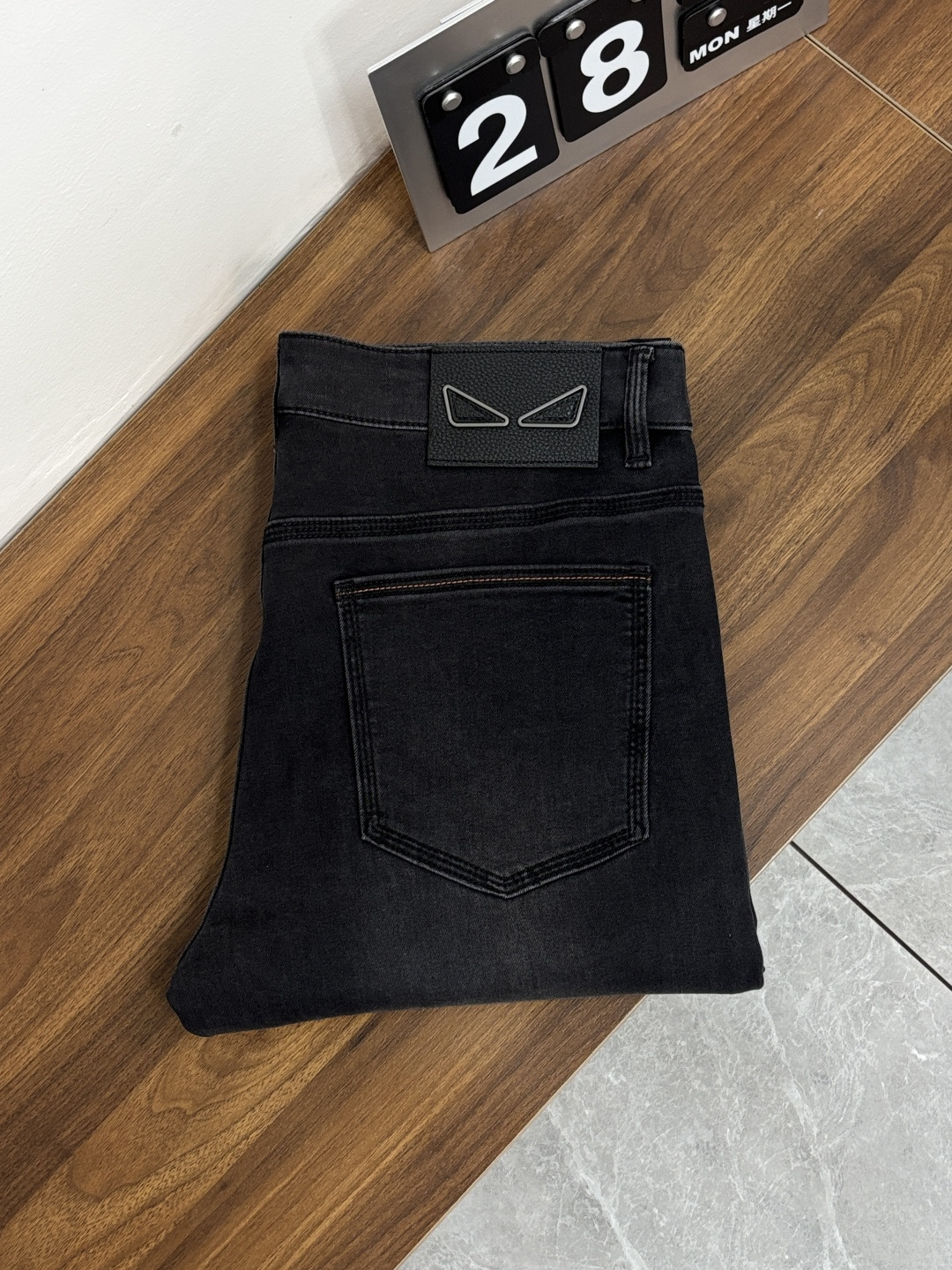 NO:774525,The main recommendation is Fendi's exclusive new Fendi trendy men's fashionable casual jeans, high-end European original trousers, trendy fashionable casual trousers with high breathability and comfort, impeccable details, brand element design concept, reflecting high quality. Presenting casual tailoring, the upper body shape is awesome!  Code number 28-38 (no 37) H2026 new model debut,,fendi,fendi,jeans,19860909主推 Fendi 独家专供新款芬迪潮男时尚休闲牛仔裤,高端欧版原单裤子,潮流时尚休闲裤子 透气舒适度高,细节无可挑剔,品牌元素设计理念,体现高品质.呈现休闲裁剪,上身版型超赞！ 码数28-38（无37） H2026新款首发,,fendi,fendi,jeans,,Men's clothing