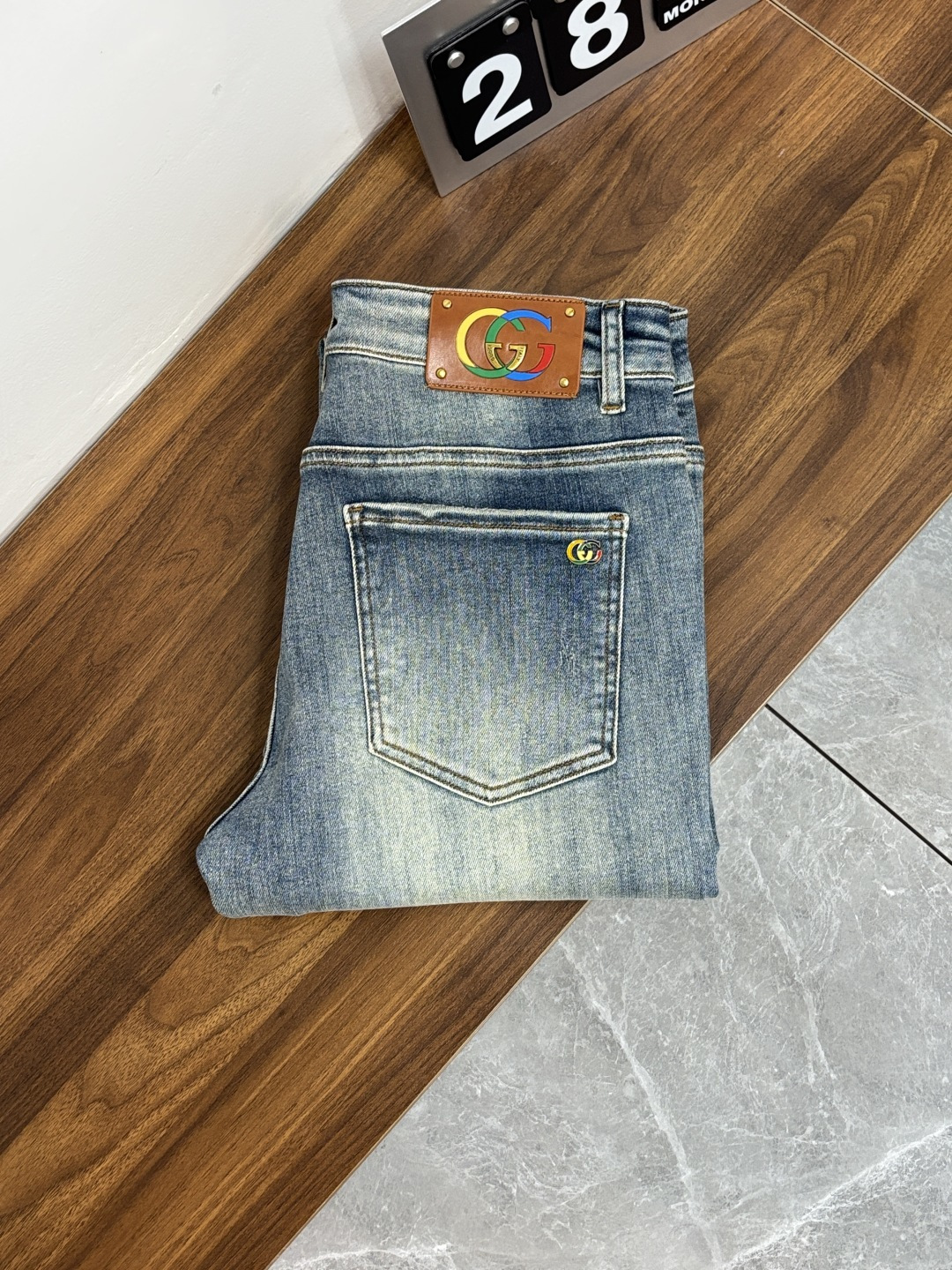 NO:774529,The main recommendation is Gucci's exclusive new Gucci trendy men's fashionable casual jeans, high-end European original trousers, trendy fashionable casual trousers with high breathability and comfort, impeccable details, brand element design concept, reflecting high quality. Presenting casual tailoring, the upper body shape is awesome!  Code number 28-38 (no 37) H2026 new model debut,,gucci,jeans,19860909主推 Gucci 独家专供新款古奇潮男时尚休闲牛仔裤,高端欧版原单裤子,潮流时尚休闲裤子 透气舒适度高,细节无可挑剔,品牌元素设计理念,体现高品质.呈现休闲裁剪,上身版型超赞！ 码数28-38（无37） H2026新款首发,,gucci,jeans,,Men's clothing