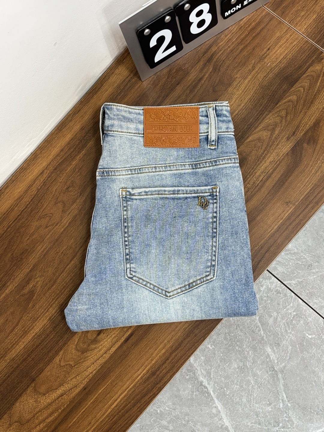 NO:774534,Mainly recommend Dior's exclusive new Dior trendy men's fashionable casual jeans, high-end European original trousers, trendy fashionable casual trousers with high breathability and comfort, impeccable details, brand element design concept, reflecting high quality. Presenting casual tailoring, the upper body shape is awesome!  Code number 28-38 (no 37) H2026 new model debut,,dior,dior,jeans,19860909主推 Dior 独家专供新款迪奥潮男时尚休闲牛仔裤,高端欧版原单裤子,潮流时尚休闲裤子 透气舒适度高,细节无可挑剔,品牌元素设计理念,体现高品质.呈现休闲裁剪,上身版型超赞！ 码数28-38（无37） H2026新款首发,,dior,dior,jeans,,Men's clothing