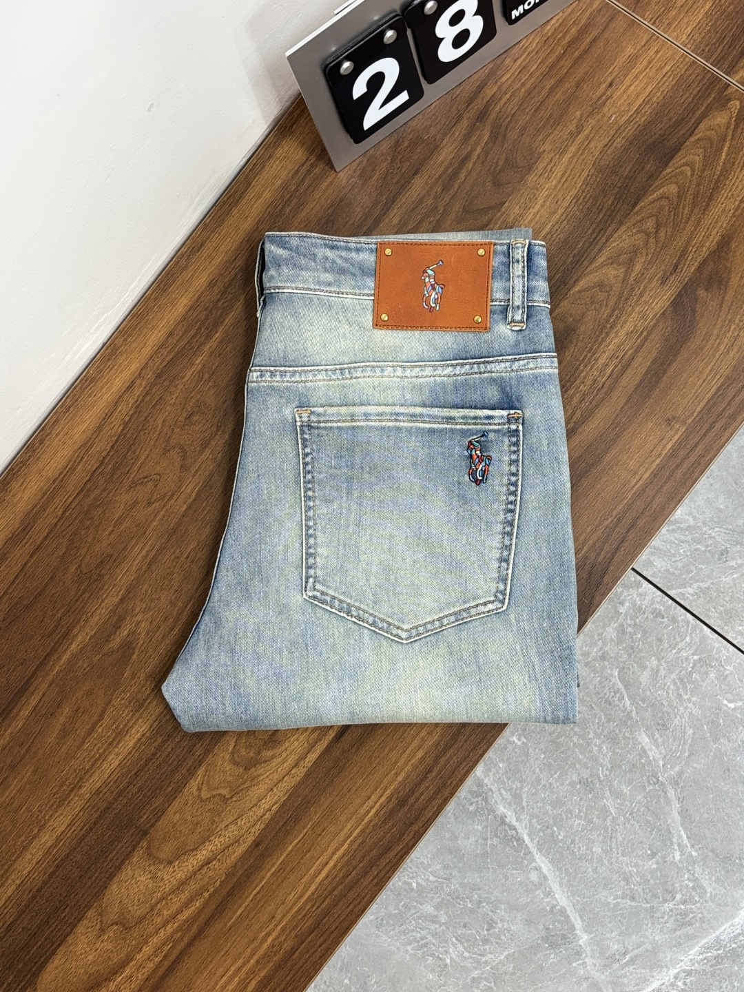 NO:906593,The main recommendation is Polo's exclusive new Paul trendy men's fashionable casual jeans, high-end European original trousers, trendy fashionable casual trousers with high breathability and comfort, impeccable details, brand element design concept, reflecting high quality. Presenting casual tailoring, the upper body shape is awesome!  Code number 28-38 (no 37) H2026 new model debut,,jeans,19860909主推 Polo 独家专供新款保罗潮男时尚休闲牛仔裤,高端欧版原单裤子,潮流时尚休闲裤子 透气舒适度高,细节无可挑剔,品牌元素设计理念,体现高品质.呈现休闲裁剪,上身版型超赞！ 码数28-38（无37） H2026新款首发,,jeans,,Men's clothing