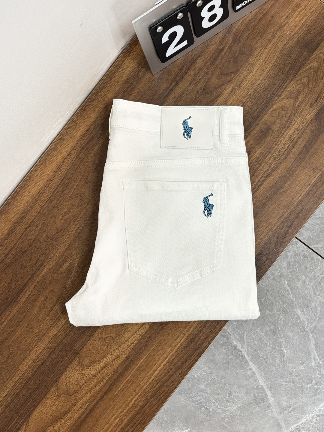 NO:774501,The main recommendation is Polo's exclusive new Paul trendy men's fashionable casual jeans, high-end European original trousers, trendy fashionable casual trousers with high breathability and comfort, impeccable details, brand element design concept, reflecting high quality. Presenting casual tailoring, the upper body shape is awesome!  Code number 28-38 (no 37) H2026 new model debut,,jeans,19860909主推 Polo 独家专供新款保罗潮男时尚休闲牛仔裤,高端欧版原单裤子,潮流时尚休闲裤子 透气舒适度高,细节无可挑剔,品牌元素设计理念,体现高品质.呈现休闲裁剪,上身版型超赞！ 码数28-38（无37） H2026新款首发,,jeans,,Men's clothing