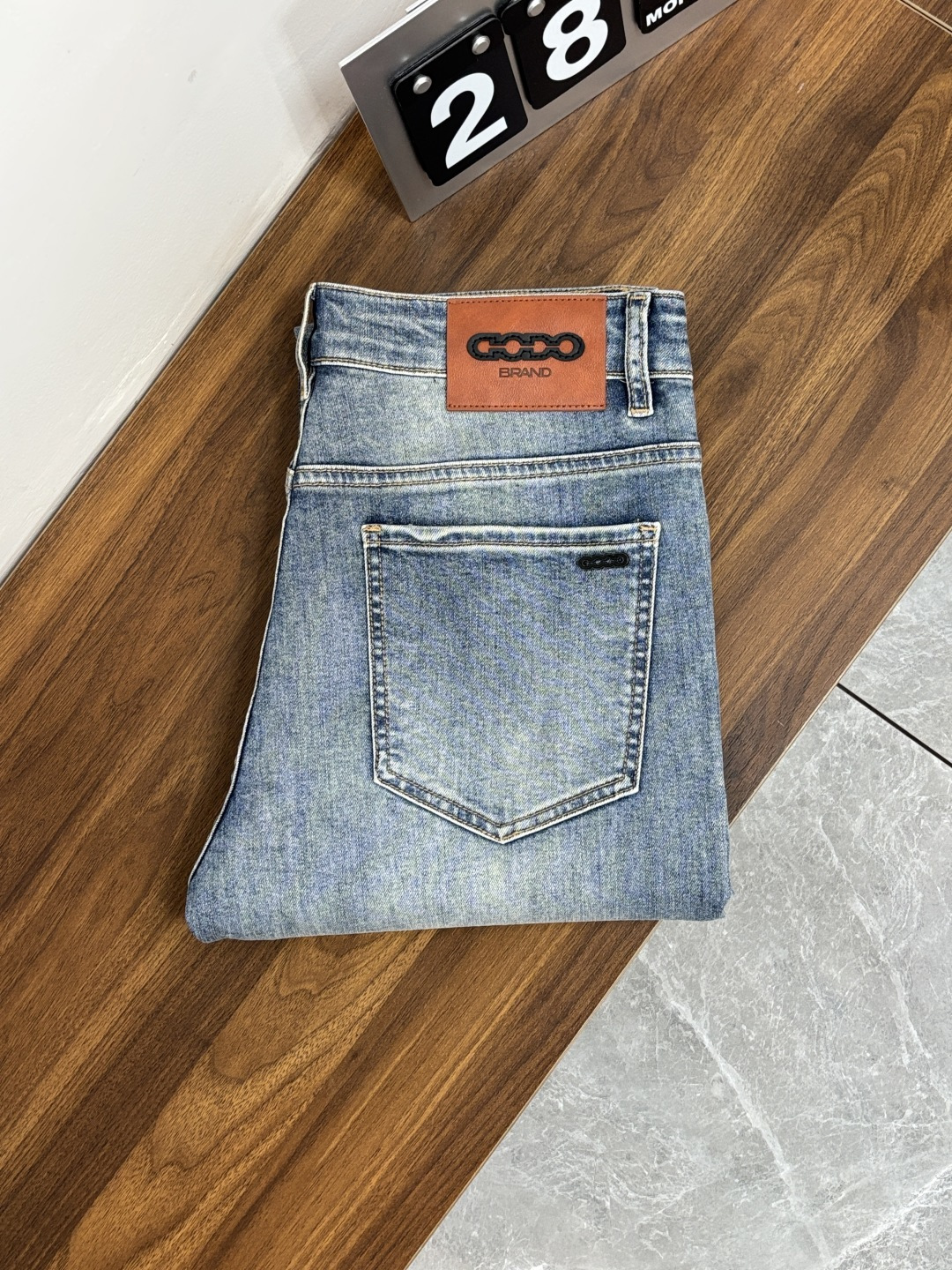 NO:774505,The main recommendation is Gucci's exclusive new Gucci trendy men's fashionable casual jeans, high-end European original trousers, trendy fashionable casual trousers with high breathability and comfort, impeccable details, brand element design concept, reflecting high quality. Presenting casual tailoring, the upper body shape is awesome!  Code number 28-38 (no 37) H2026 new model debut,,gucci,jeans,19860909主推 Gucci 独家专供新款古奇潮男时尚休闲牛仔裤,高端欧版原单裤子,潮流时尚休闲裤子 透气舒适度高,细节无可挑剔,品牌元素设计理念,体现高品质.呈现休闲裁剪,上身版型超赞！ 码数28-38（无37） H2026新款首发,,gucci,jeans,,Men's clothing