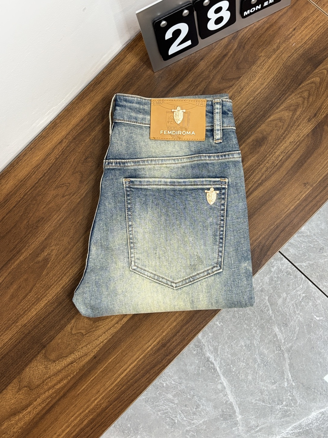 NO:774510,The main recommendation is Fendi's exclusive new Fendi trendy men's fashionable casual jeans, high-end European original trousers, trendy fashionable casual trousers with high breathability and comfort, impeccable details, brand element design concept, reflecting high quality. Presenting casual tailoring, the upper body shape is awesome!  Code number 28-38 (no 37) H2026 new model debut,,fendi,fendi,jeans,19860909主推 Fendi 独家专供新款芬迪潮男时尚休闲牛仔裤,高端欧版原单裤子,潮流时尚休闲裤子 透气舒适度高,细节无可挑剔,品牌元素设计理念,体现高品质.呈现休闲裁剪,上身版型超赞！ 码数28-38（无37） H2026新款首发,,fendi,fendi,jeans,,Men's clothing