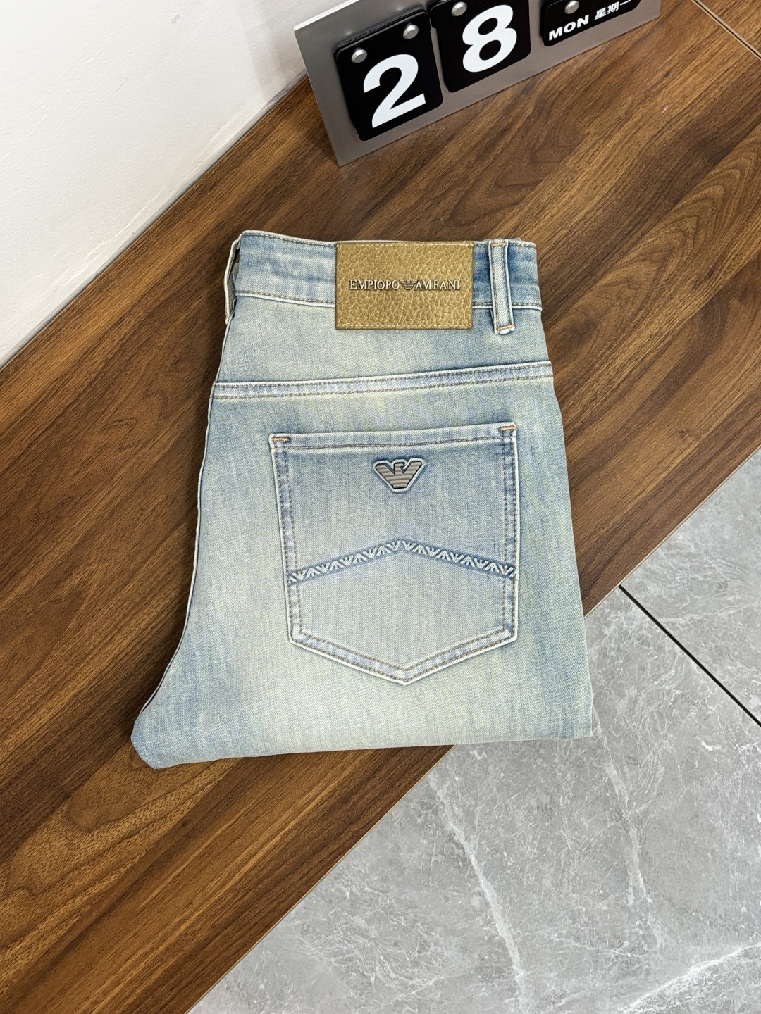 NO:774514,The main recommendation is Armani's exclusive supply of new Armani trendy men's fashionable casual jeans, high-end European original trousers, trendy fashionable casual trousers with high breathability and comfort, impeccable details, brand element design concept, reflecting high quality. Presenting casual tailoring, the upper body shape is awesome!  Code number 28-38 (no 37) H2026 new model debut,,armani,armani,jeans,19860909主推 Armani 独家专供新款阿玛尼潮男时尚休闲牛仔裤,高端欧版原单裤子,潮流时尚休闲裤子 透气舒适度高,细节无可挑剔,品牌元素设计理念,体现高品质.呈现休闲裁剪,上身版型超赞！ 码数28-38（无37） H2026新款首发,,armani,armani,jeans,,Men's clothing