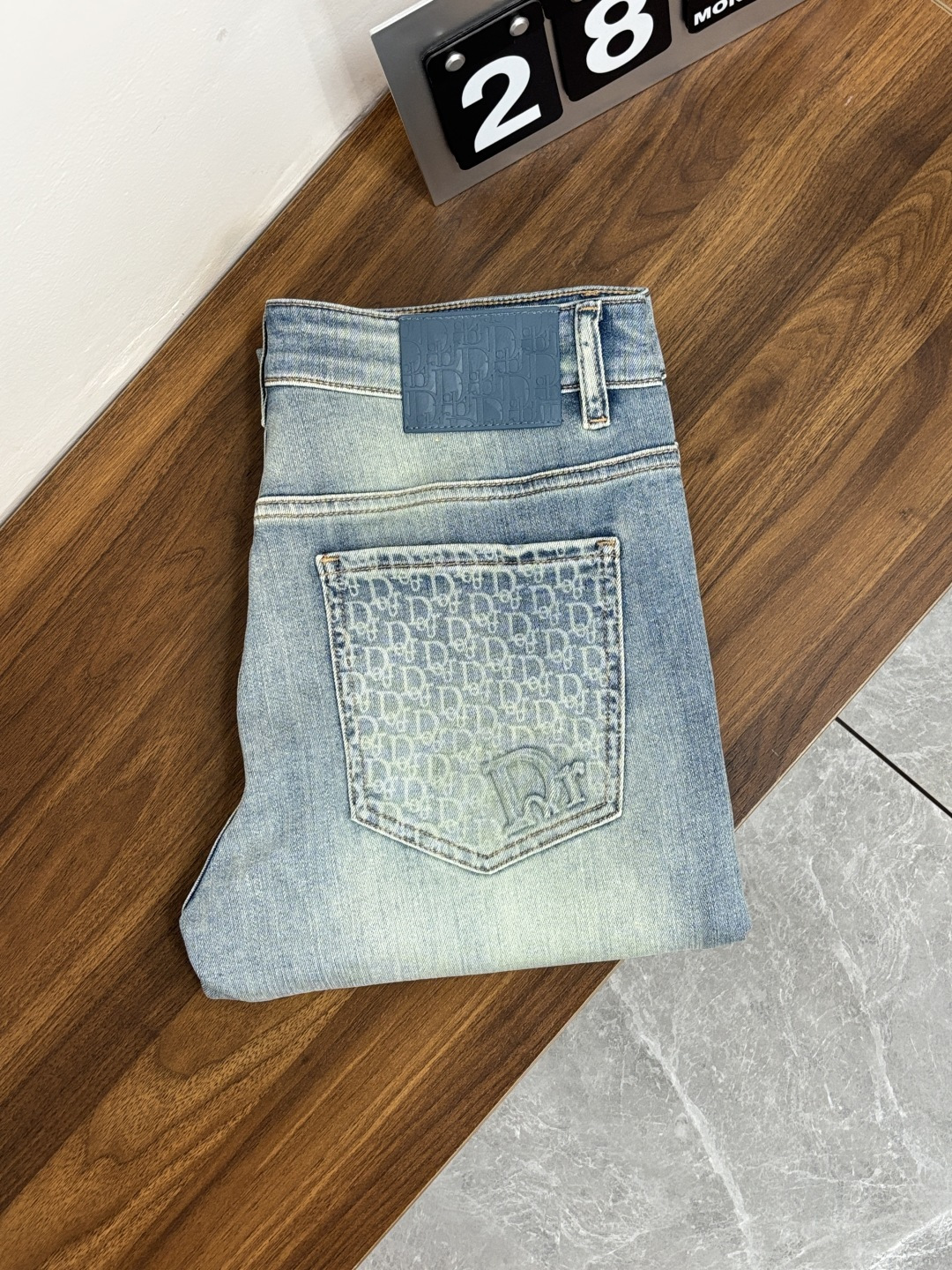 NO:774518,Mainly recommend Dior's exclusive new Dior trendy men's fashionable casual jeans, high-end European original trousers, trendy fashionable casual trousers with high breathability and comfort, impeccable details, brand element design concept, reflecting high quality. Presenting casual tailoring, the upper body shape is awesome!  Code number 28-38 (no 37) H2026 new model debut,,dior,dior,jeans,19860909主推 Dior 独家专供新款迪奥潮男时尚休闲牛仔裤,高端欧版原单裤子,潮流时尚休闲裤子 透气舒适度高,细节无可挑剔,品牌元素设计理念,体现高品质.呈现休闲裁剪,上身版型超赞！ 码数28-38（无37） H2026新款首发,,dior,dior,jeans,,Men's clothing