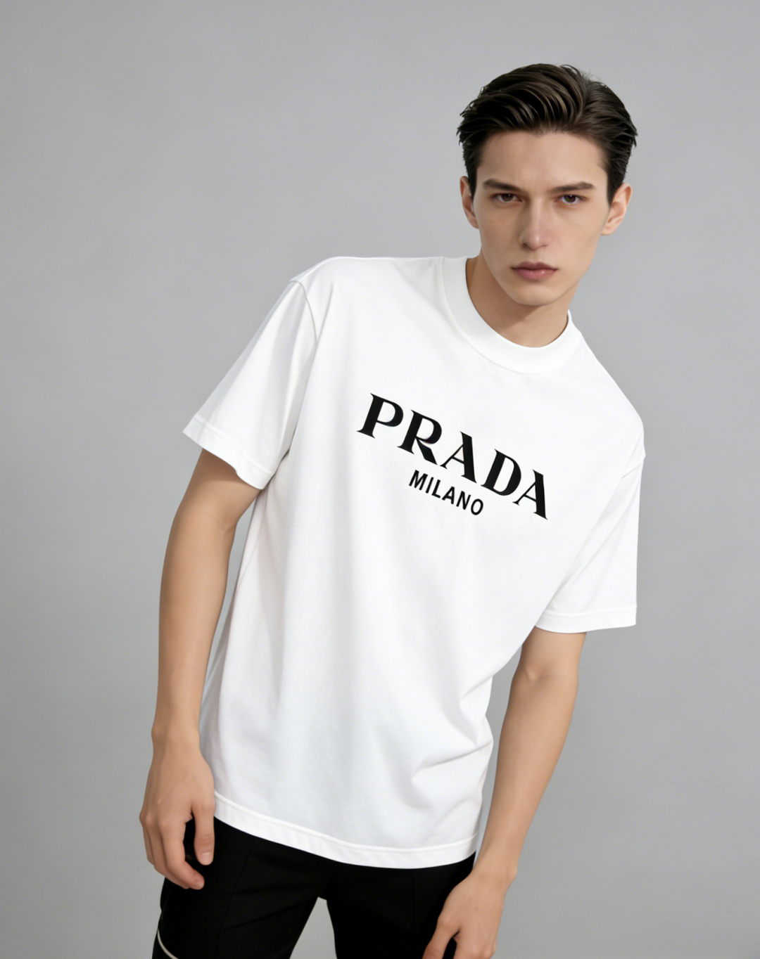NO:774544,Mainly recommended Prada 2026ss autumn new release Prada round neck short-sleeved T-shirt, high-end new short-sleeved, letter logo printing, wearing it will make you feel comfortable and slim, lazy and casual, combined with clean and simple colors, it is particularly eye-catching, suitable for daily wear~ We introduce sports items decorated with vibrant printing, fashionable and quality life!  Size M-XXXL Color Black White H2026 new model debut, prada, prada, T-shirt, tees, t-shirt,19860909主推 Prada 2026ss秋季新款发布普拉达圆领短袖T恤,高端新款短袖,字母logo印花,穿上就是舒适自在又显瘦的存在,慵懒而随性,结合干净简单的色系就特别耐看,适合日常穿着~倾情推出缀饰活力印花的运动单品,时尚品质生活！ 尺码M-XXXL 颜色黑色 白色 H2026新款首发,,prada,prada,T-shirt,tees，t-shirt,,Men's clothing