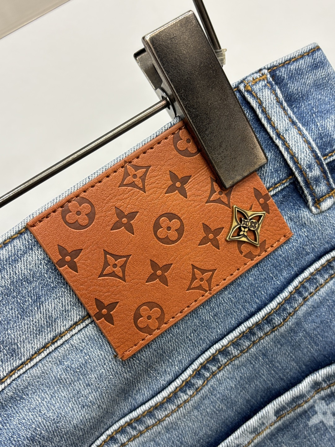 主推🌹 LV 独家专供新款🌾🌾驴牌潮男时尚休闲牛仔裤，高端欧版原单裤子，潮流时尚休闲裤子 透气舒适度高，
