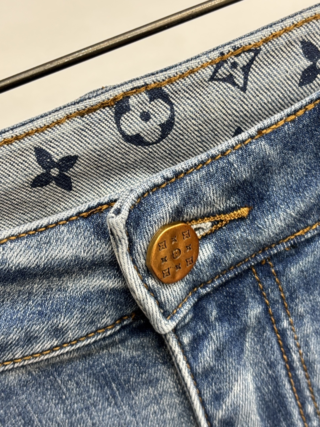 主推🌹 LV 独家专供新款🌾🌾驴牌潮男时尚休闲牛仔裤，高端欧版原单裤子，潮流时尚休闲裤子 透气舒适度高，