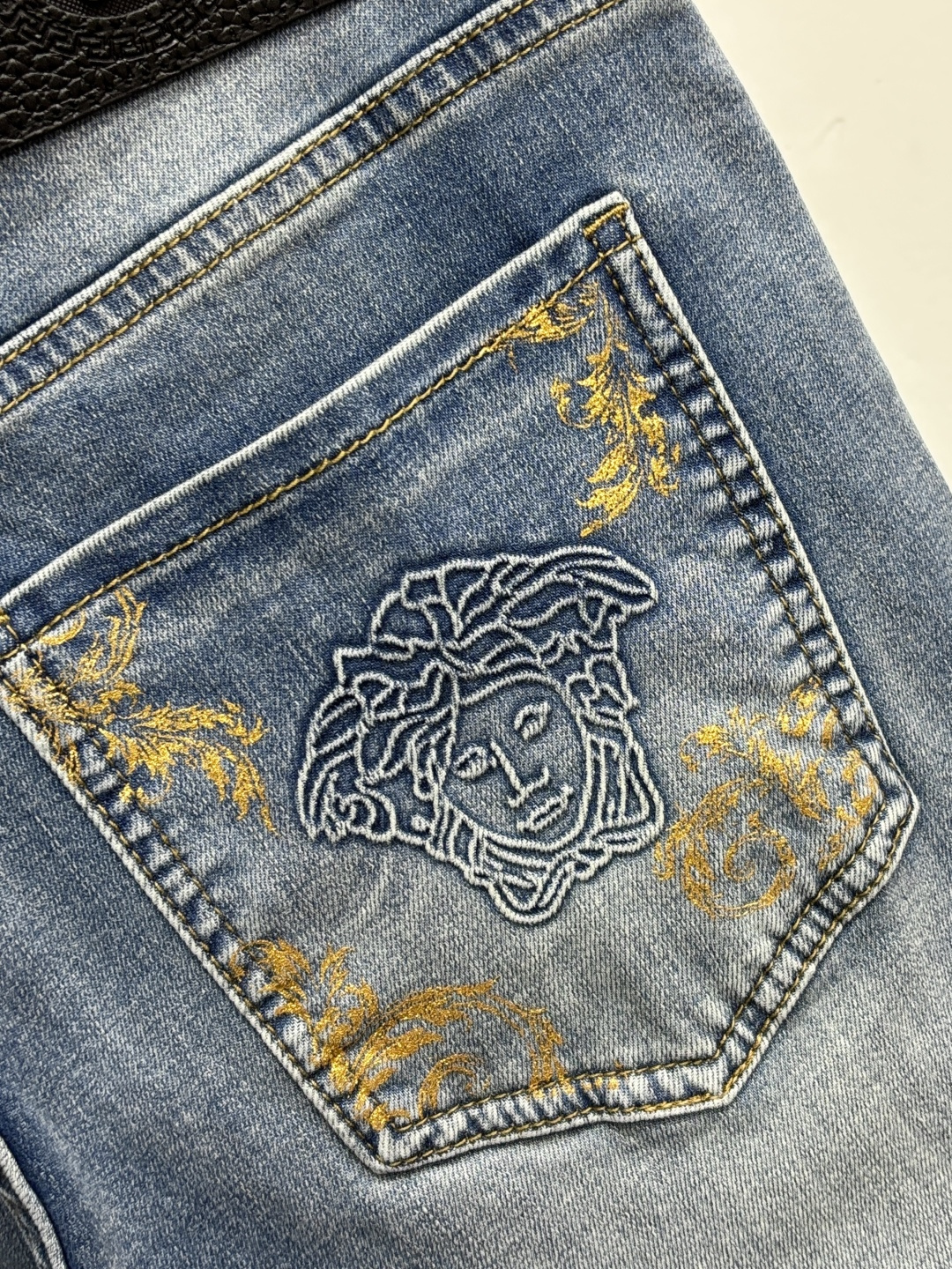 主推🌹 Versace 独家专供新款🌾🌾范思哲潮男时尚休闲牛仔裤，高端欧版原单裤子，潮流时尚休闲裤子 透