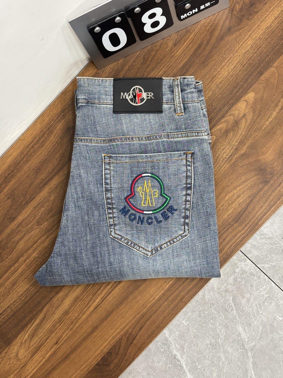 NO:832722,The main recommendation is Moncler, exclusively for new fashionable men's casual jeans, high-end European original trousers, trendy fashionable casual trousers with high breathability and comfort, impeccable details, brand element design concept, reflecting high quality. Presenting casual tailoring, the upper body shape is awesome!  Size 29-38 (no 35 37) H2026 new model debut,,Moncler,jeans,19860909主推 Moncler 蒙口 独家专供新款潮男时尚休闲牛仔裤,高端欧版原单裤子,潮流时尚休闲裤子 透气舒适度高,细节无可挑剔,品牌元素设计理念,体现高品质.呈现休闲裁剪,上身版型超赞！ 码数29-38（无35 37） H2026新款首发,,Moncler,jeans,,Men's clothing