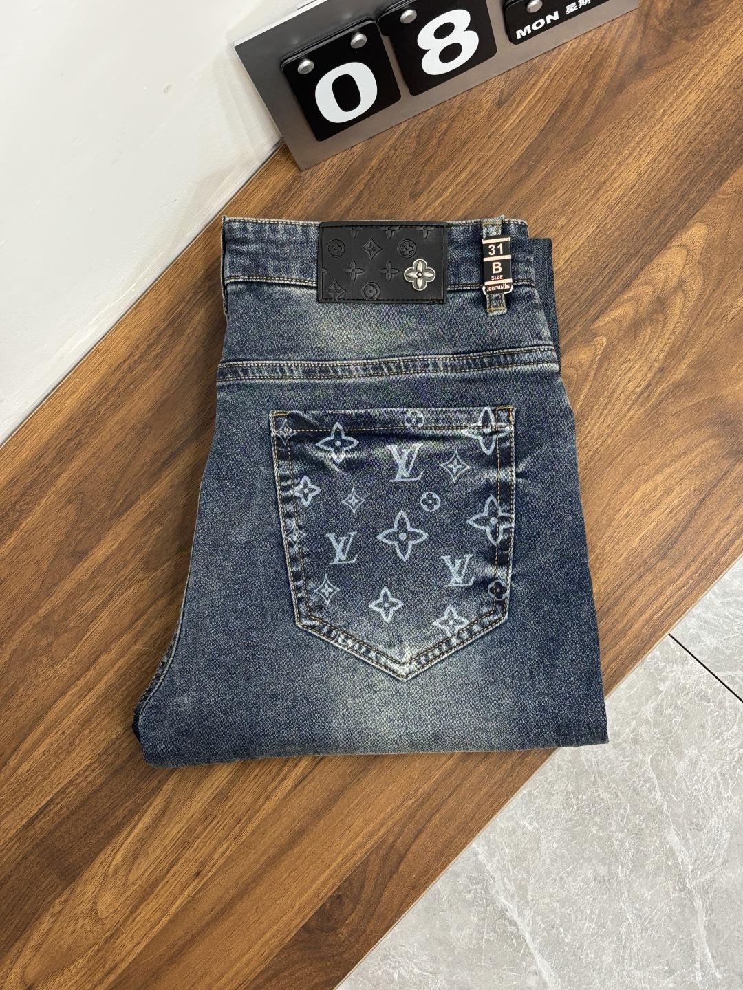 NO:832659,The main recommendation is LV Donkey brand, which exclusively supplies new trendy men's fashionable casual jeans, high-end European original trousers, trendy fashionable casual trousers, with high breathability and comfort, impeccable details, brand element design concept, reflecting high quality. It presents casual tailoring, and the upper body shape is awesome!  Code number 29-38 (no 35 37) H2026 new model debut,,louis vuitton,louis vuitton,jeans,19860909主推 LV 驴牌 独家专供新款潮男时尚休闲牛仔裤,高端欧版原单裤子,潮流时尚休闲裤子 透气舒适度高,细节无可挑剔,品牌元素设计理念,体现高品质.呈现休闲裁剪,上身版型超赞！ 码数29-38（无35 37） H2026新款首发,,louis vuitton,louis vuitton,jeans,,Men's clothing