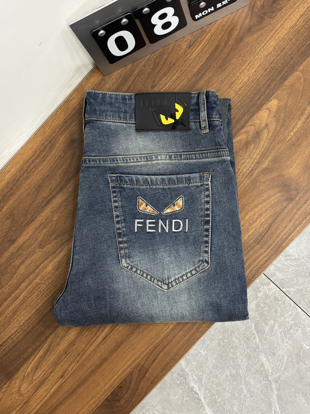NO:832666,Mainly recommended Fendi Fendi exclusively provides new trendy men's fashionable casual jeans, high-end European original trousers, trendy fashionable casual trousers with high breathability and comfort, impeccable details, brand element design concept, reflecting high quality. Presenting casual tailoring, the upper body shape is awesome!  Code number 29-38 (no 35 37) H2026 new model debut,,fendi,fendi,jeans,19860909主推 Fendi 芬迪 独家专供新款潮男时尚休闲牛仔裤,高端欧版原单裤子,潮流时尚休闲裤子 透气舒适度高,细节无可挑剔,品牌元素设计理念,体现高品质.呈现休闲裁剪,上身版型超赞！ 码数29-38（无35 37） H2026新款首发,,fendi,fendi,jeans,,Men's clothing