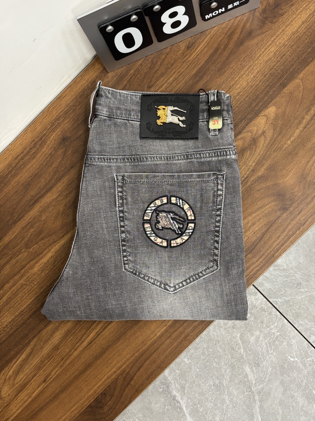 NO:832680,The main recommendation is Burberry, which exclusively provides new trendy men's fashionable casual jeans, high-end European original trousers, trendy fashionable casual trousers, with high breathability and comfort, impeccable details, brand element design concept, reflecting high quality. It presents casual tailoring, and the upper body shape is awesome!  Code number 29-38 (no 35 37) H2026 new model debut,,burberry,burberry,jeans,19860909主推 Burberry 巴宝莉 独家专供新款潮男时尚休闲牛仔裤,高端欧版原单裤子,潮流时尚休闲裤子 透气舒适度高,细节无可挑剔,品牌元素设计理念,体现高品质.呈现休闲裁剪,上身版型超赞！ 码数29-38（无35 37） H2026新款首发,,burberry,burberry,jeans,,Men's clothing