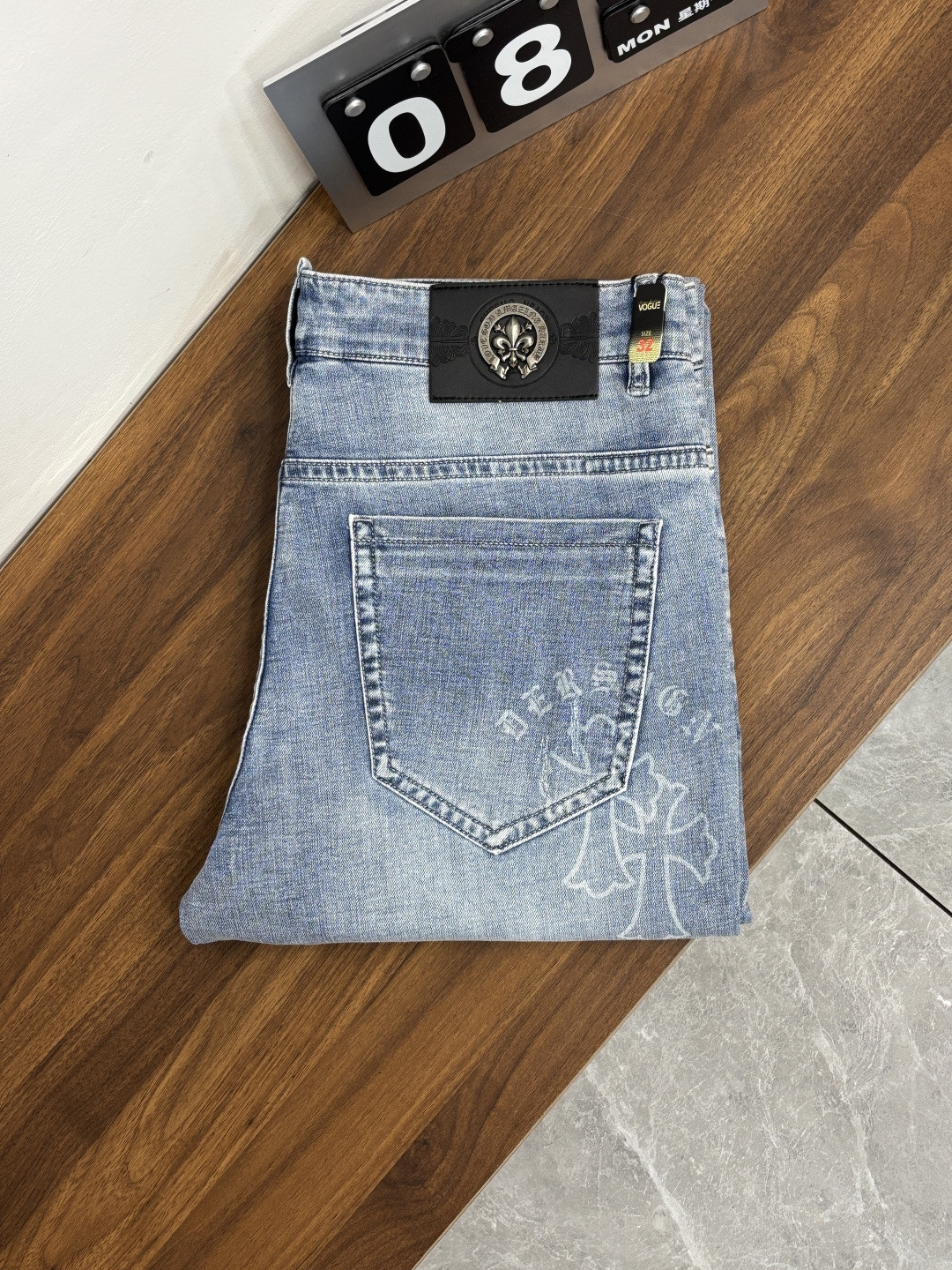 NO:834158,The main recommendation is Croxin, which exclusively provides new trendy men's fashionable casual jeans, high-end European original trousers, trendy fashionable casual trousers, with high breathability and comfort, impeccable details, brand element design concept, reflecting high quality. It presents casual tailoring, and the upper body shape is awesome!  Code number 29-38 (no 35 37) H2026 new model debut,,chrome hearts,jeans,19860909主推 克罗心 独家专供新款潮男时尚休闲牛仔裤,高端欧版原单裤子,潮流时尚休闲裤子 透气舒适度高,细节无可挑剔,品牌元素设计理念,体现高品质.呈现休闲裁剪,上身版型超赞！ 码数29-38（无35 37） H2026新款首发,,chrome hearts,jeans,,Men's clothing