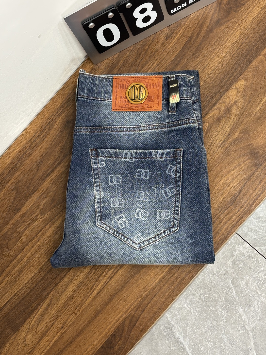 NO:834174,The main recommendation is D&G Dolce & Gabbana, which exclusively provides new trendy men's fashionable casual jeans, high-end European original trousers, trendy fashionable casual trousers, with high breathability and comfort, impeccable details, brand element design concept, reflecting high quality. It presents casual tailoring, and the upper body shape is awesome!  Code number 29-38 (no 35 37) H2026 new model debut,,Dolce&Gabbana,Dolce&Gabbana,jeans,19860909主推 D&G 杜嘉班纳 独家专供新款潮男时尚休闲牛仔裤,高端欧版原单裤子,潮流时尚休闲裤子 透气舒适度高,细节无可挑剔,品牌元素设计理念,体现高品质.呈现休闲裁剪,上身版型超赞！ 码数29-38（无35 37） H2026新款首发,,Dolce&Gabbana,Dolce&Gabbana,jeans,,Men's clothing
