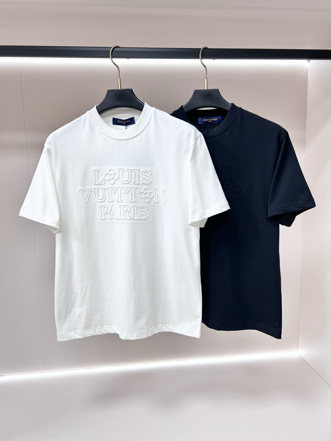 NO:832681,Mainly recommend LV Donkey brand spring new short-sleeved cotton round neck short-sleeved T-shirt, pure cotton T-shirt, the upper body effect is great, leisure and vacation boutique!  Light luxury style, simple and elegant!  Sizes19860909主推 LV 驴牌 春季新款短袖纯棉圆领短袖T恤,纯棉T恤、上身效果非常棒,休闲度假精品！轻奢风格简约大气！ 尺码XS-XL H2026新款首发,,louis vuitton,louis vuitton,T-shirt,tees，t-shirt,,Men's clothing