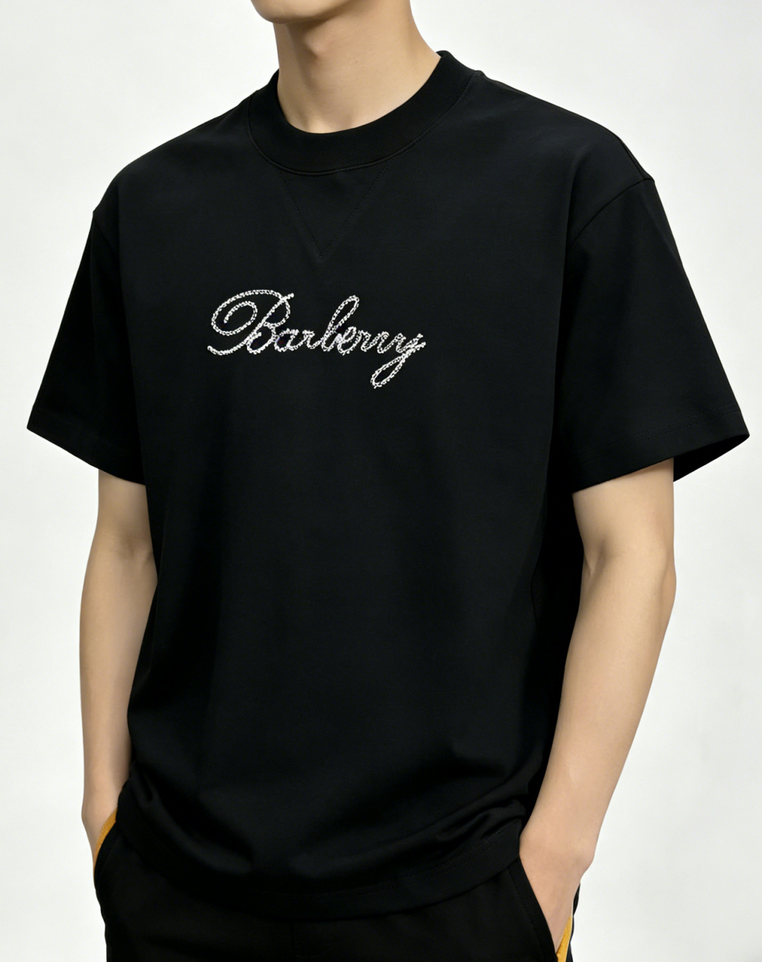 NO:951527,Mainly recommended Burberry 2026ss spring new release Burberry short-sleeved T-shirt, 180-count high-end pure cotton 280 grams heavy thickened sweat-absorbent short-sleeved shirt!  The letter logo embroidery makes you feel comfortable and slim when you wear it. It is lazy and casual. When combined with clean and simple colors, it is particularly eye-catching and suitable for daily wear~ We are launching sports items decorated with vibrant prints for a fashionable and quality life!  Size M-3XL H2026 new model debut,,burberry,burberry,T-shirt,tees,t-shirt,19860909主推 Burberry 2026ss春季新款发布巴宝莉短袖T恤,臻选180支高端纯棉280克重加厚吸汗短袖！字母logo刺绣,穿上就是舒适自在又显瘦的存在,慵懒而随性,结合干净简单的色系就特别耐看,适合日常穿着~倾情推出缀饰活力印花的运动单品,时尚品质生活！ 尺码M-3XL H2026新款首发,,burberry,burberry,T-shirt,tees，t-shirt,,Men's clothing