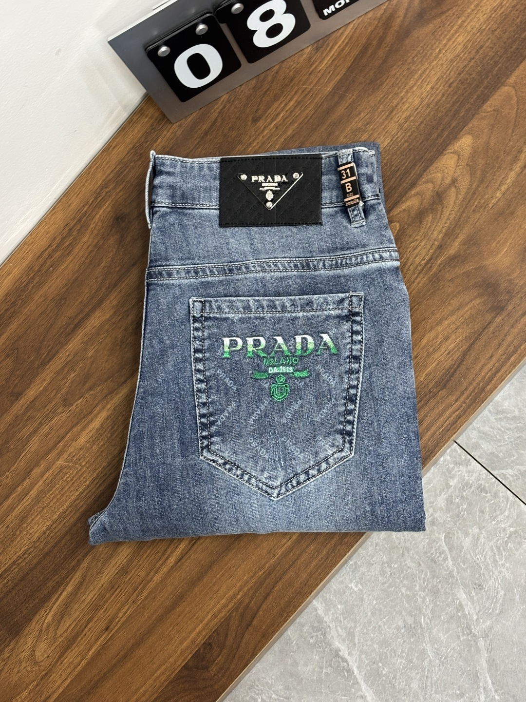 NO:777082,Mainly recommended Prada Prada exclusively provides new trendy men's fashionable casual jeans, high-end European original trousers, trendy fashionable casual trousers with high breathability and comfort, impeccable details, brand element design concept, reflecting high quality. Presenting casual tailoring, the upper body shape is awesome!  Code number 29-38 (no 35 37) H2026 new model debut,, prada, prada, jeans,19860909主推 Prada 普拉达 独家专供新款潮男时尚休闲牛仔裤,高端欧版原单裤子,潮流时尚休闲裤子 透气舒适度高,细节无可挑剔,品牌元素设计理念,体现高品质.呈现休闲裁剪,上身版型超赞！ 码数29-38（无35 37） H2026新款首发,,prada,prada,jeans,,Men's clothing