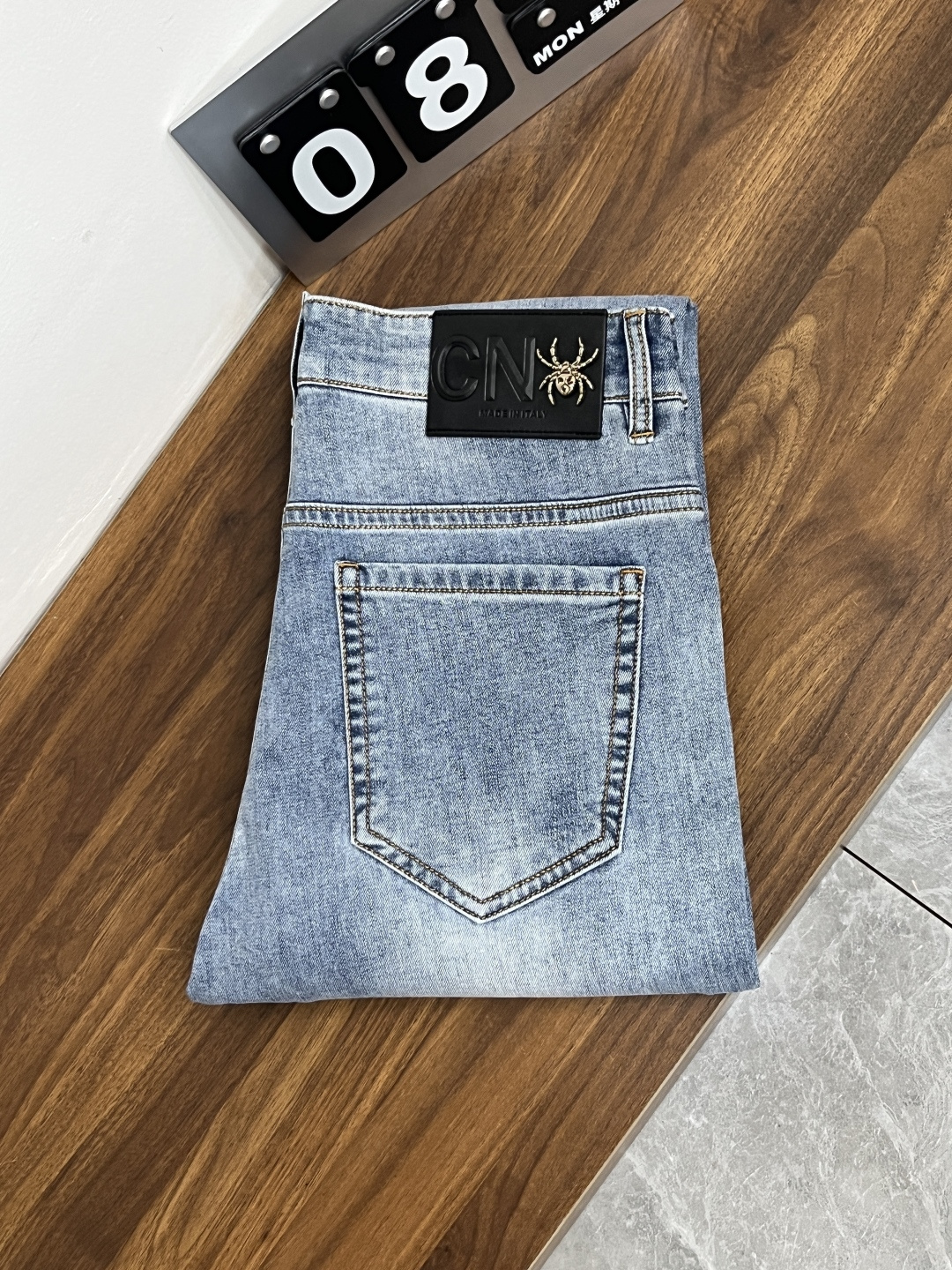 NO:777085,Mainly recommended by Dior, Dior exclusively provides new trendy men's fashionable casual jeans, high-end European original trousers, trendy fashionable casual trousers with high breathability and comfort, impeccable details, brand element design concept, reflecting high quality. It presents casual tailoring, and the upper body shape is awesome!  Code number 29-38 (no 35 37) H2026 new model debut,,dior,dior,jeans,19860909主推 Dior 迪奥 独家专供新款潮男时尚休闲牛仔裤,高端欧版原单裤子,潮流时尚休闲裤子 透气舒适度高,细节无可挑剔,品牌元素设计理念,体现高品质.呈现休闲裁剪,上身版型超赞！ 码数29-38（无35 37） H2026新款首发,,dior,dior,jeans,,Men's clothing