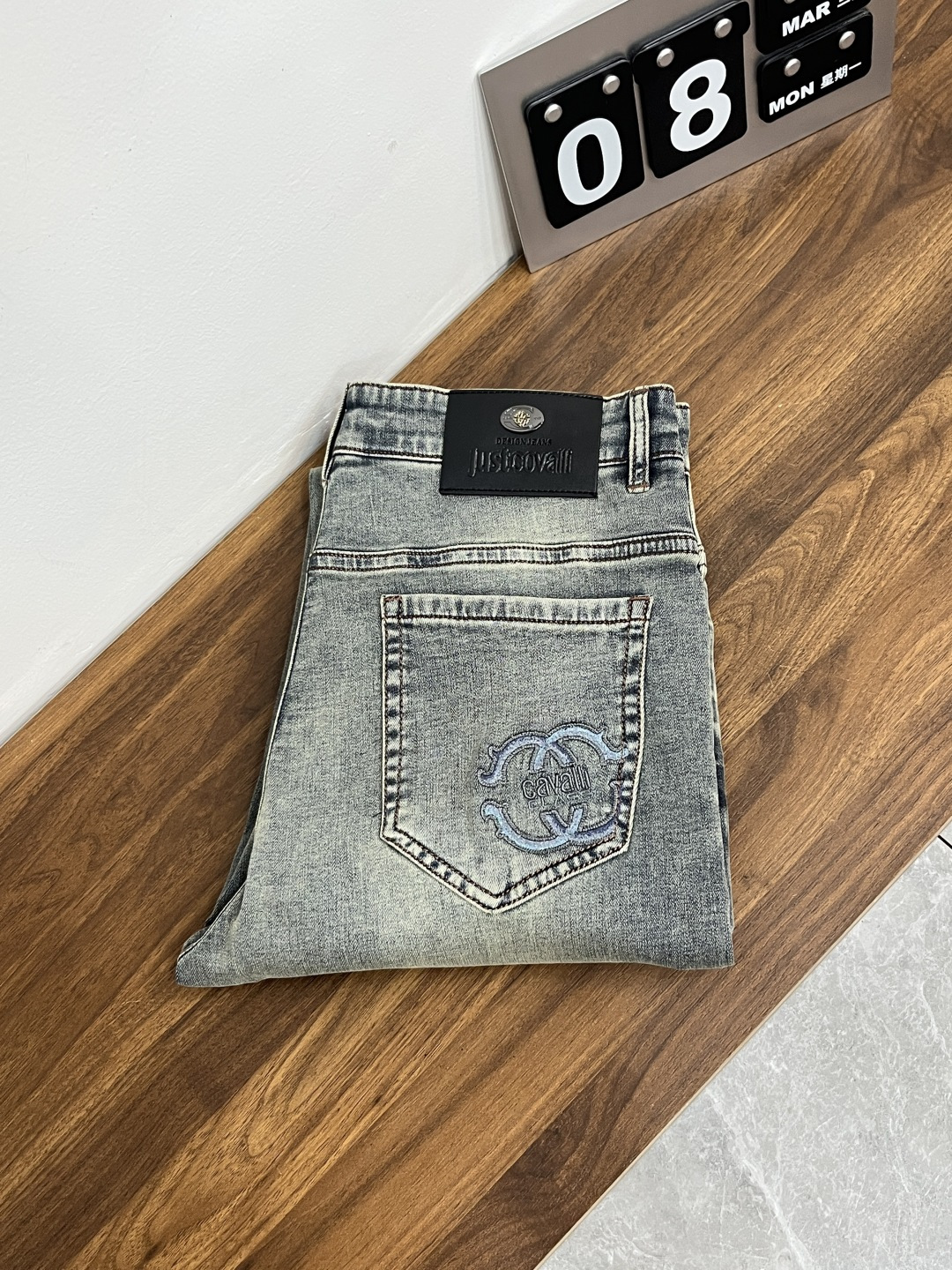 NO:777086,The main recommendation is Cavalli's exclusive supply of new trendy men's fashionable casual jeans, high-end European original trousers, trendy fashionable casual trousers with high breathability and comfort, impeccable details, brand element design concept, reflecting high quality. Presenting casual tailoring, the upper body shape is awesome!  Code number 29-38 (no 35 37) H2026 new model debut,,jeans,19860909主推 Cavalli 独家专供新款潮男时尚休闲牛仔裤,高端欧版原单裤子,潮流时尚休闲裤子 透气舒适度高,细节无可挑剔,品牌元素设计理念,体现高品质.呈现休闲裁剪,上身版型超赞！ 码数29-38（无35 37） H2026新款首发,,jeans,,Men's clothing