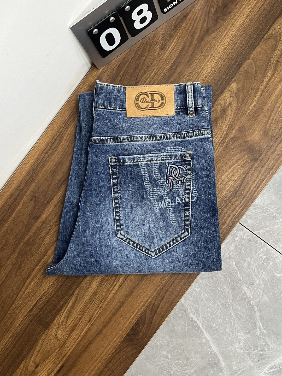 NO:777090,The main recommendation is D&G Dolce & Gabbana, which exclusively provides new trendy men's fashionable casual jeans, high-end European original trousers, trendy fashionable casual trousers, with high breathability and comfort, impeccable details, brand element design concept, reflecting high quality. It presents casual tailoring, and the upper body shape is awesome!  Code number 29-38 (no 35 37) H2026 new model debut,,Dolce&Gabbana,Dolce&Gabbana,jeans,19860909主推 D&G 杜嘉班纳 独家专供新款潮男时尚休闲牛仔裤,高端欧版原单裤子,潮流时尚休闲裤子 透气舒适度高,细节无可挑剔,品牌元素设计理念,体现高品质.呈现休闲裁剪,上身版型超赞！ 码数29-38（无35 37） H2026新款首发,,Dolce&Gabbana,Dolce&Gabbana,jeans,,Men's clothing